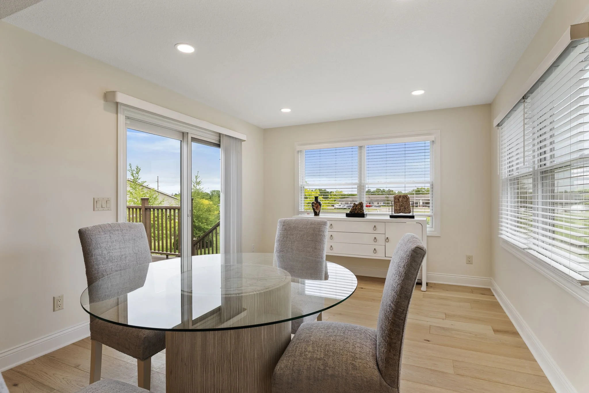 8-web-or-mls-3712 Majestic Dr-8.jpg