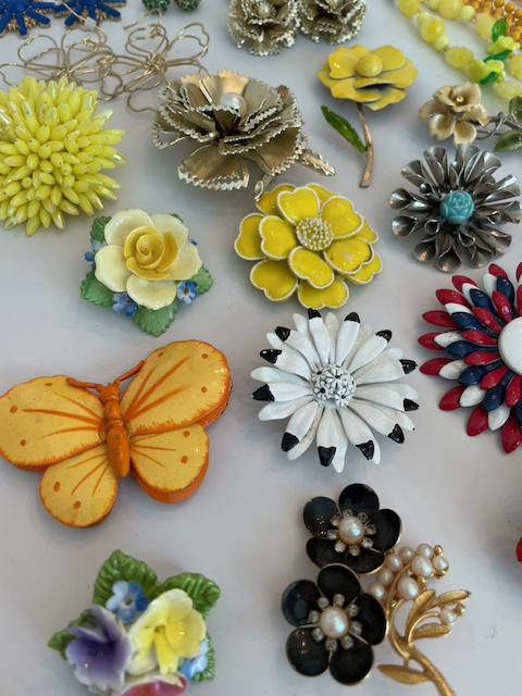 scissors-and-glue-studio-vintage-brooch.png