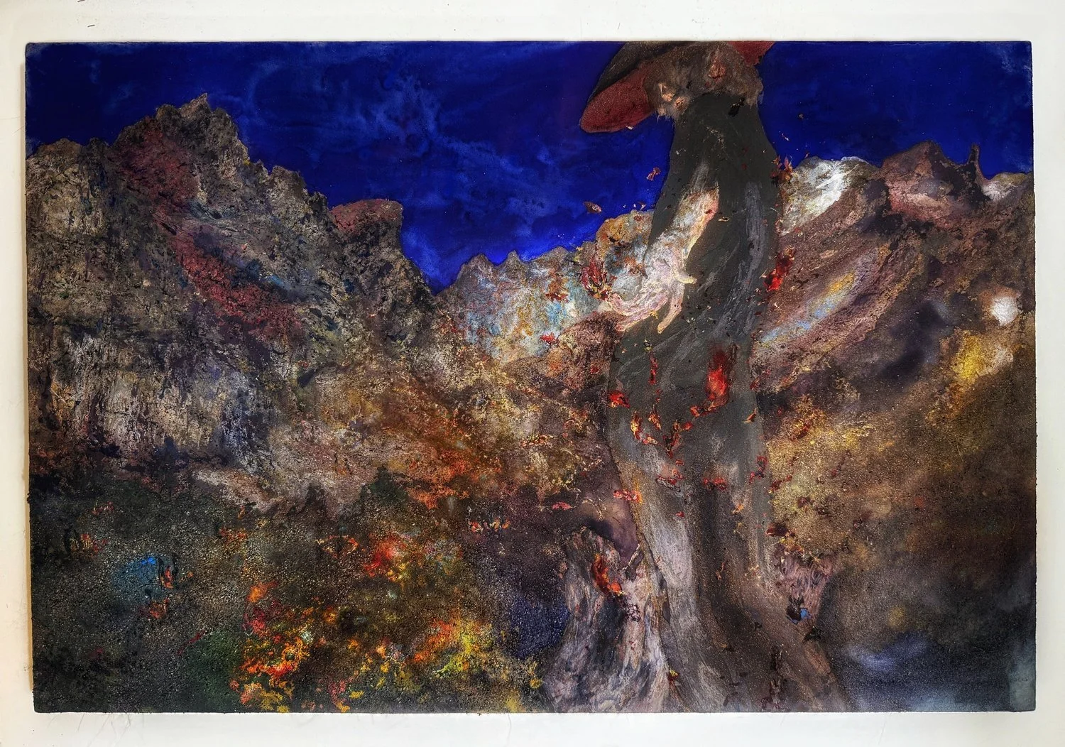 鸓风烧山 (Lei’s Wind Sets the Mountains Ablaze) 
15.8 x 23.6 in. (40 x 60 cm) 
2025.
Mineral pigments and stratovolcano tephra on clay tablet (岩彩，活火山灰，泥板）