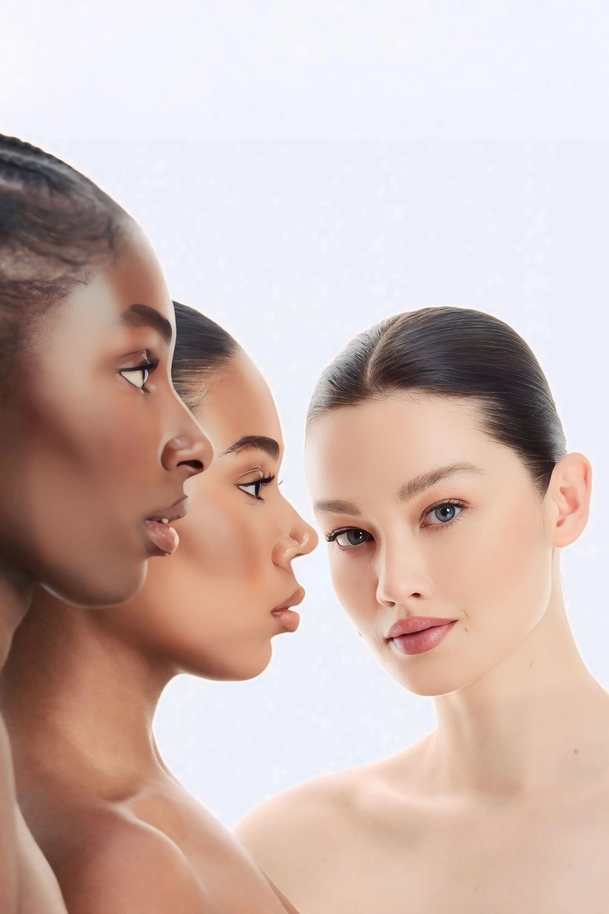 Cuatro mujeres de diferentes etnias mirando hacia la cámara con fondos claros, mostrando diversidad facial y belleza natural.