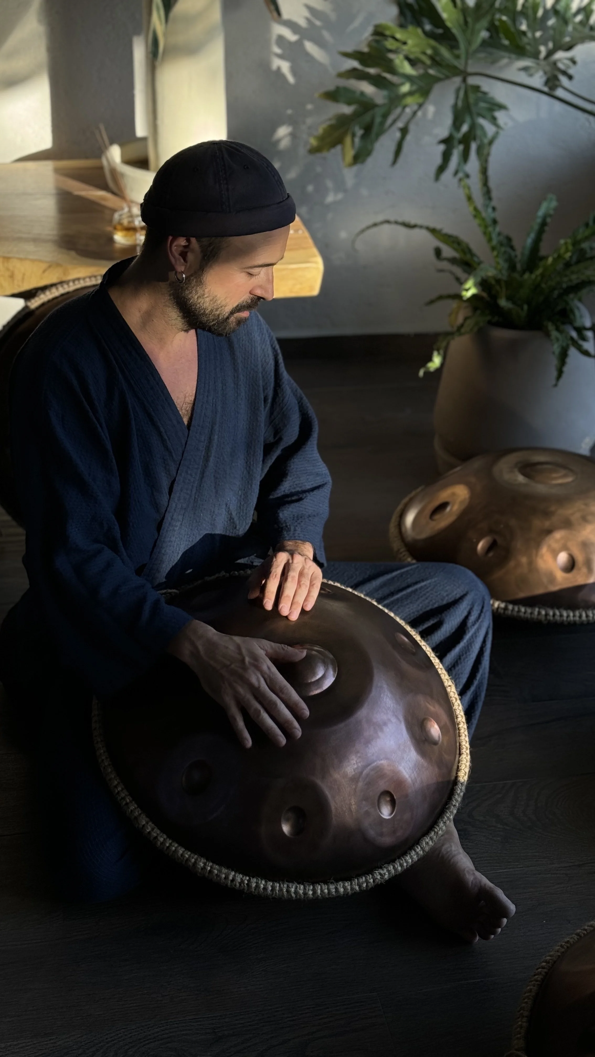 Miguel Hiroshi tocando Handpan.