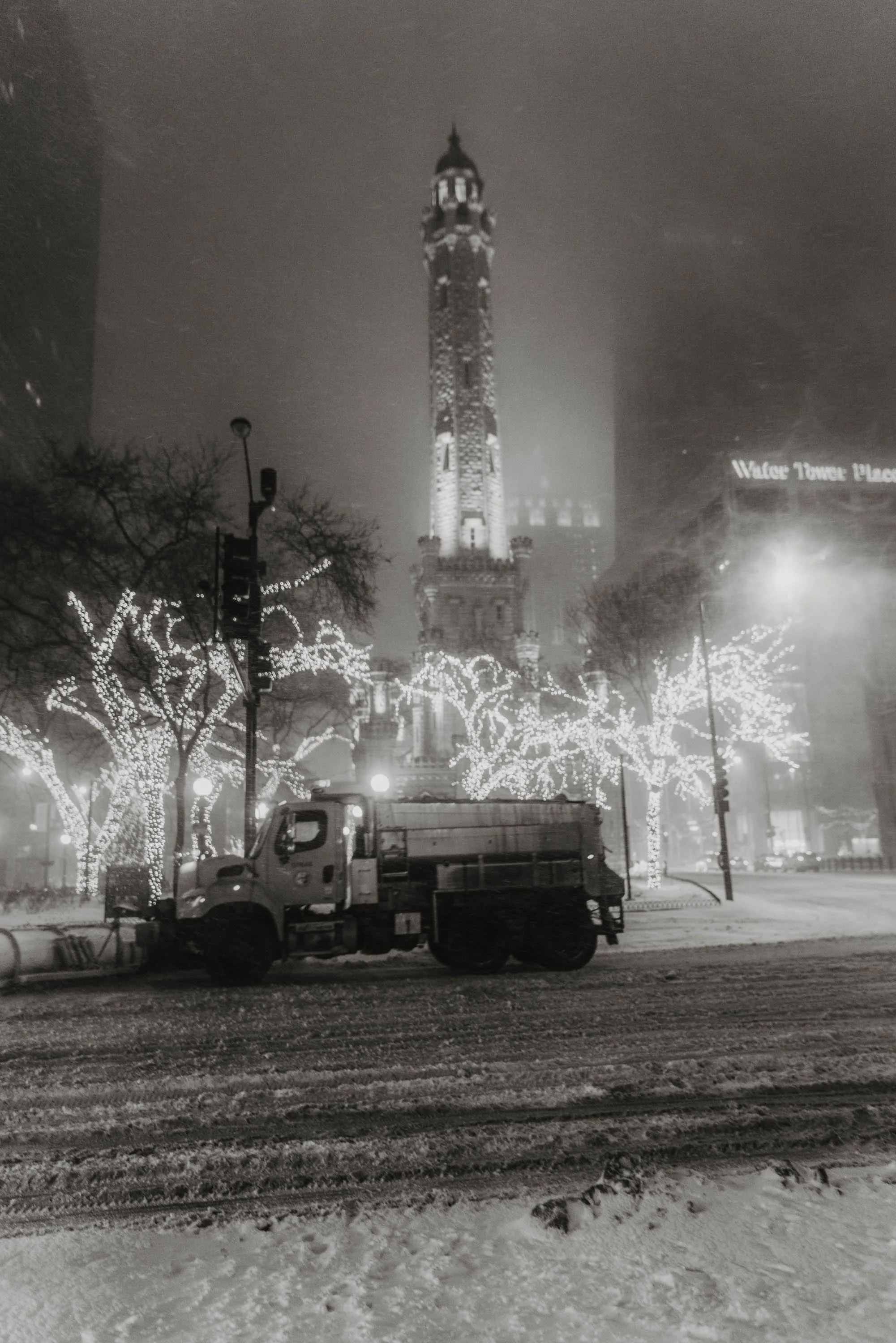 2101_BWDowntownChicagoDaBeautifulWinterStormLasalle_WaterTower_series_Website1037.jpg