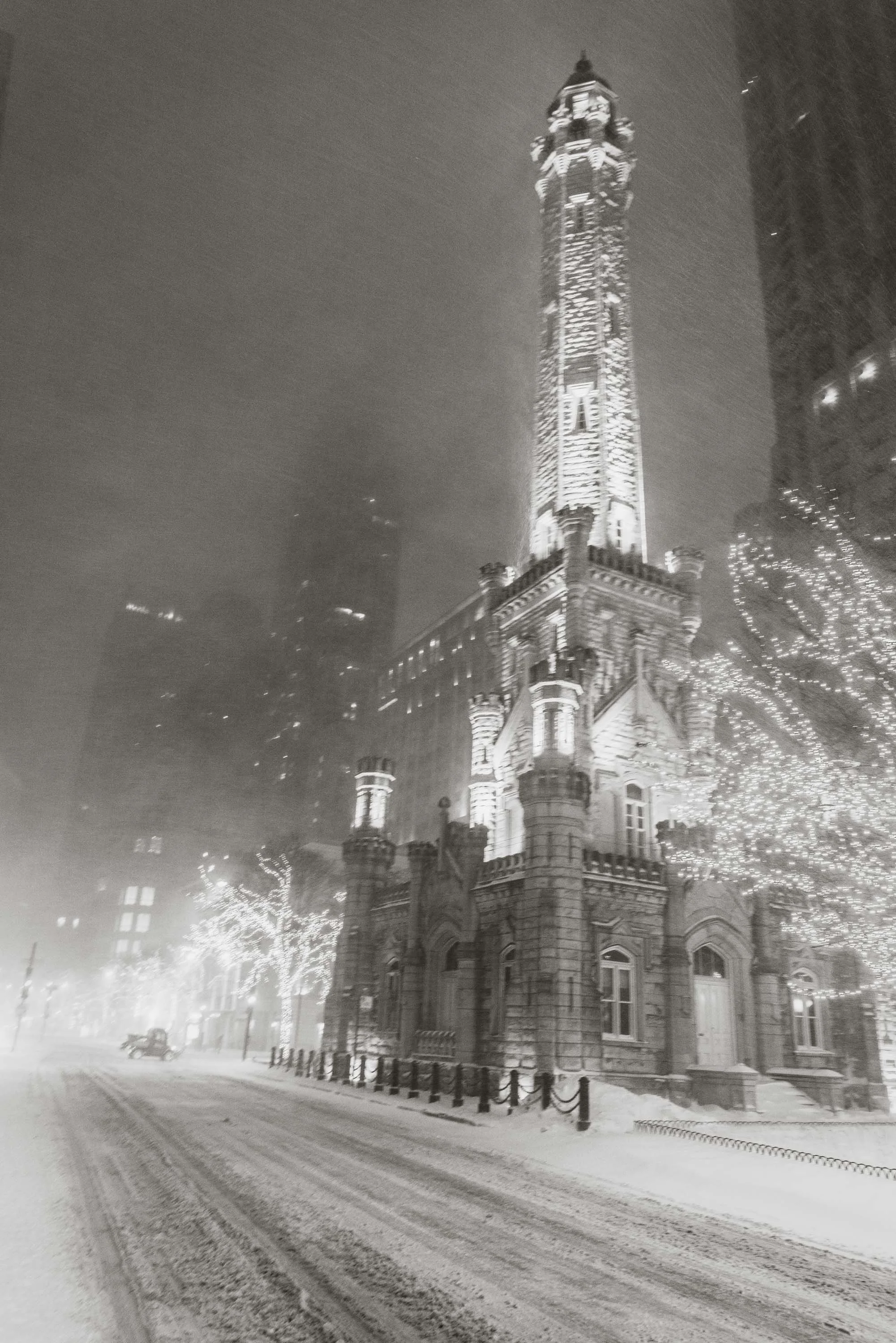 2101_BWDowntownChicagoDaBeautifulWinterStormLasalle_WaterTower_series_Website0994.jpg