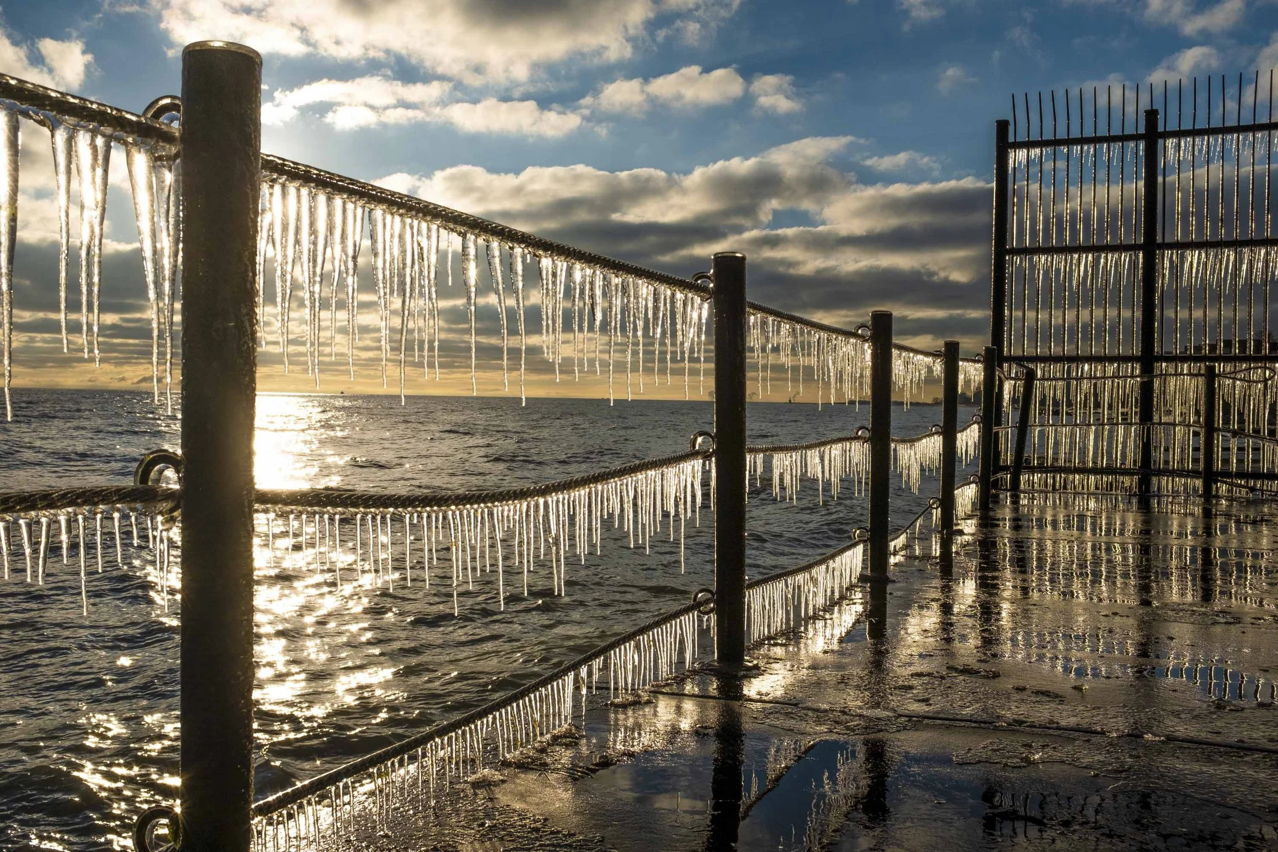 26_ChicagoDaBeautiful_FangsofLakeMichigan_Icicles_Website 2-4.jpg