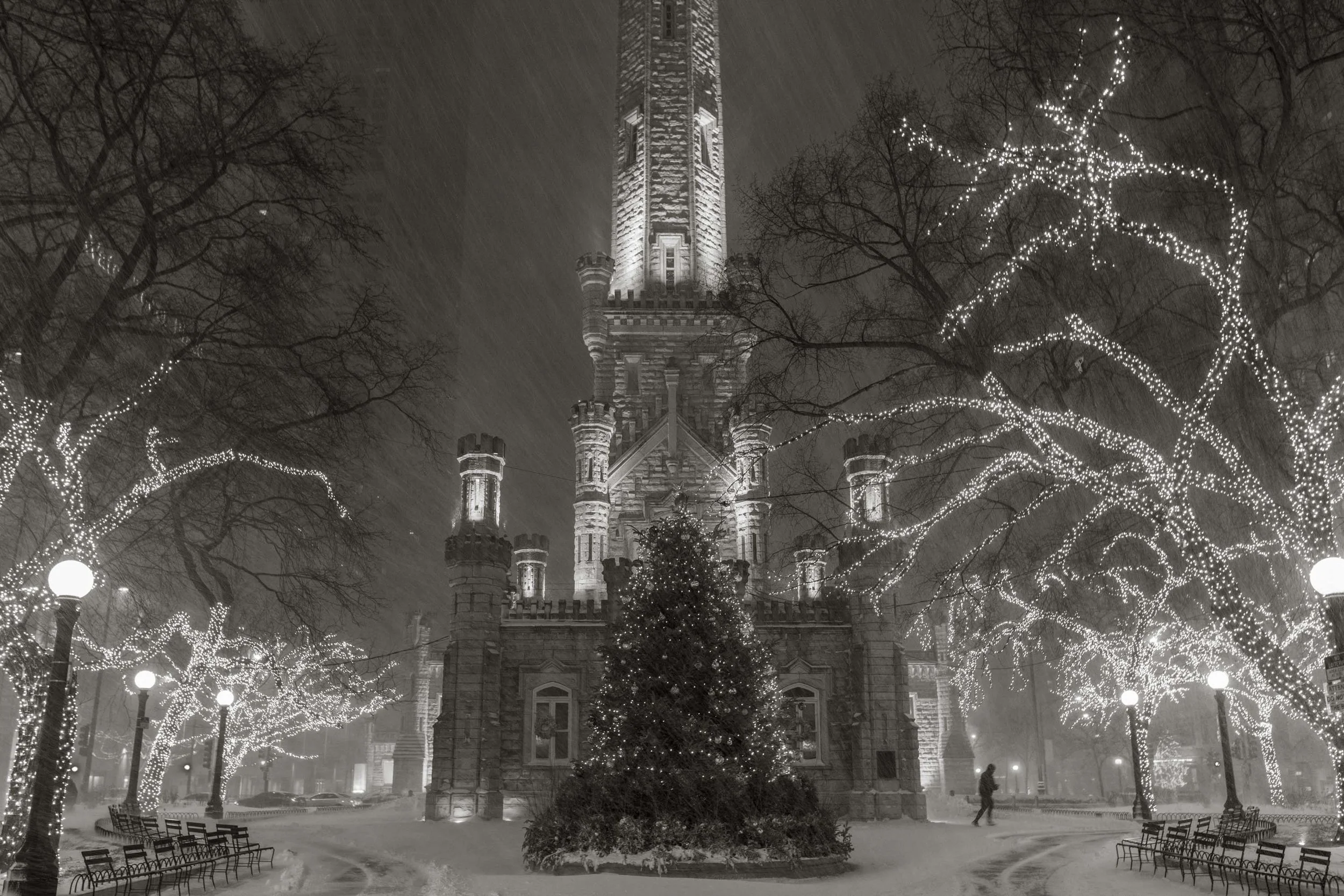 2101_BWDowntownChicagoDaBeautifulWinterStormLasalle_WaterTower_series_Website0959.jpg