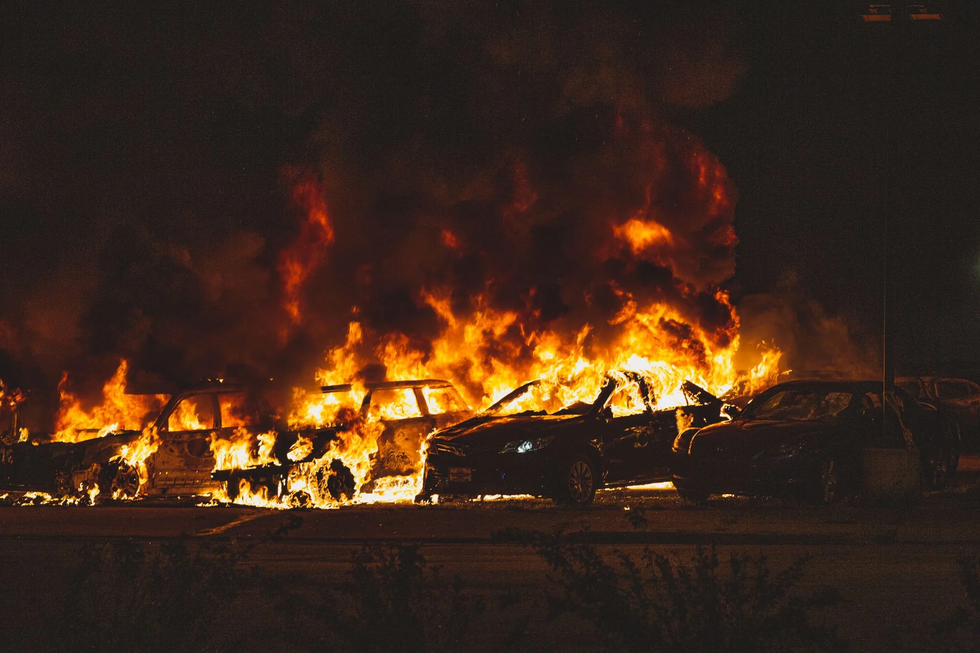 Burning Cars with a painters touch. Again a strange feeling of being in the movie the Terminator. 