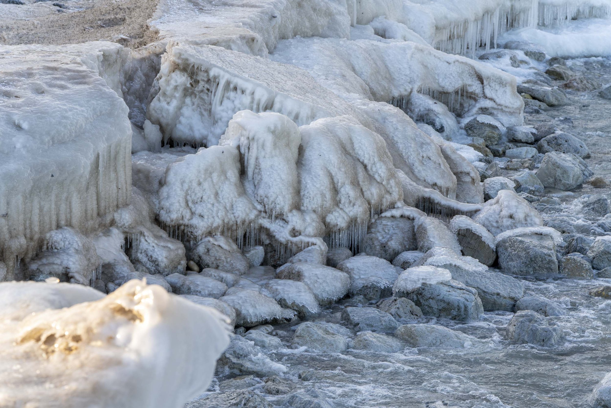 250210_ChicagoDaBeautiful_ChicagoWinter_RogersPark_LakeMichigan_Website 3918.jpg