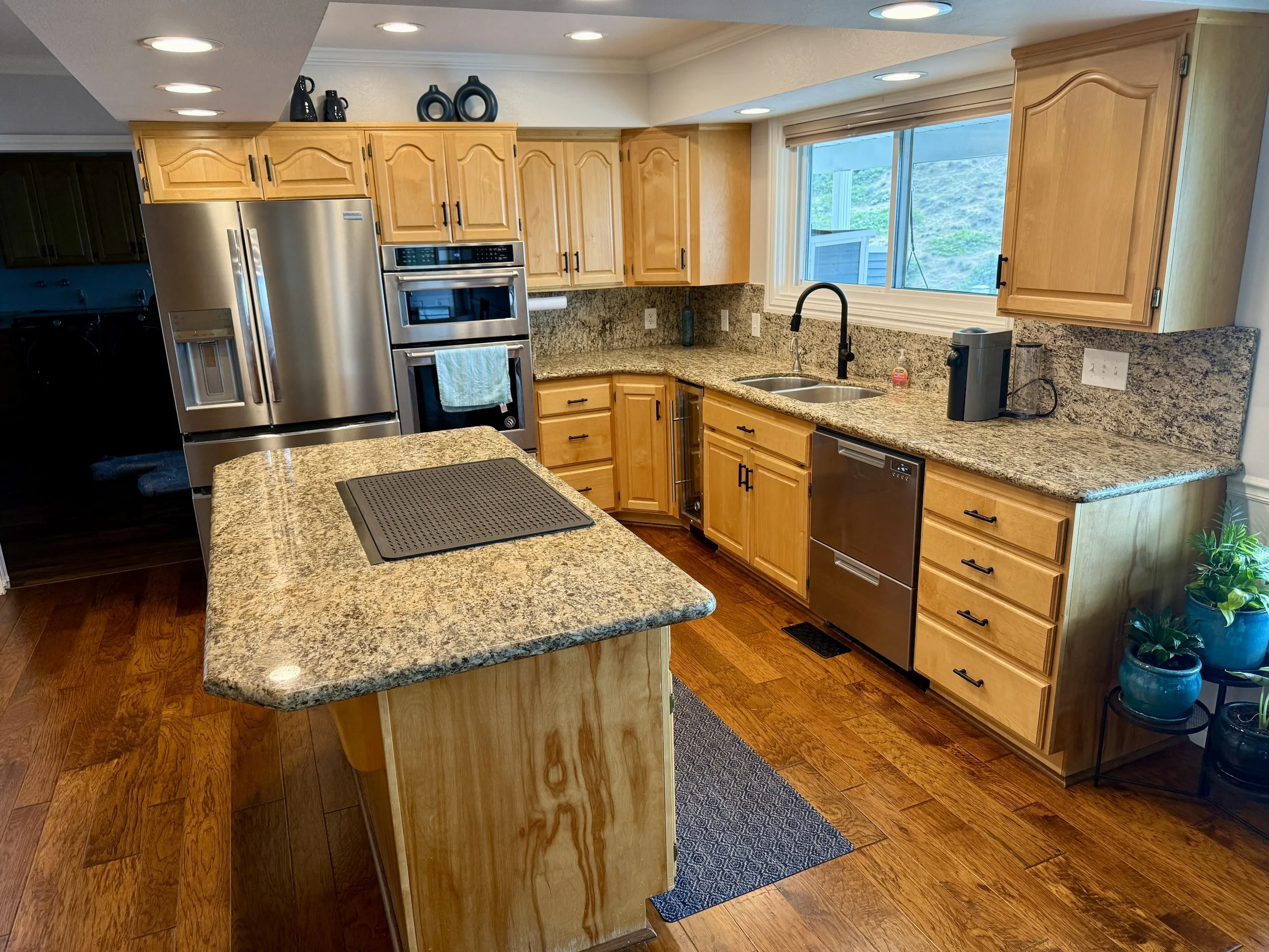 Spanish Fork Utah kitchen before cabinet refinishing and replacement with new Shaker cabinet doors and drawer fronts.