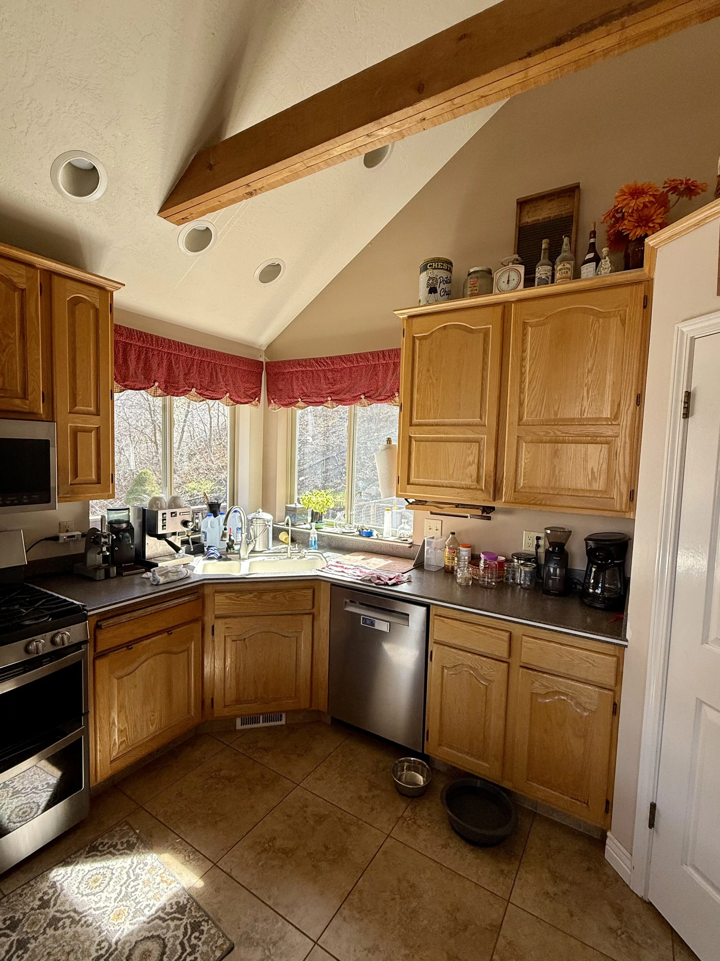 Salt Lake City, Utah kitchen before cabinet refinishing with traditional oak cabinetry