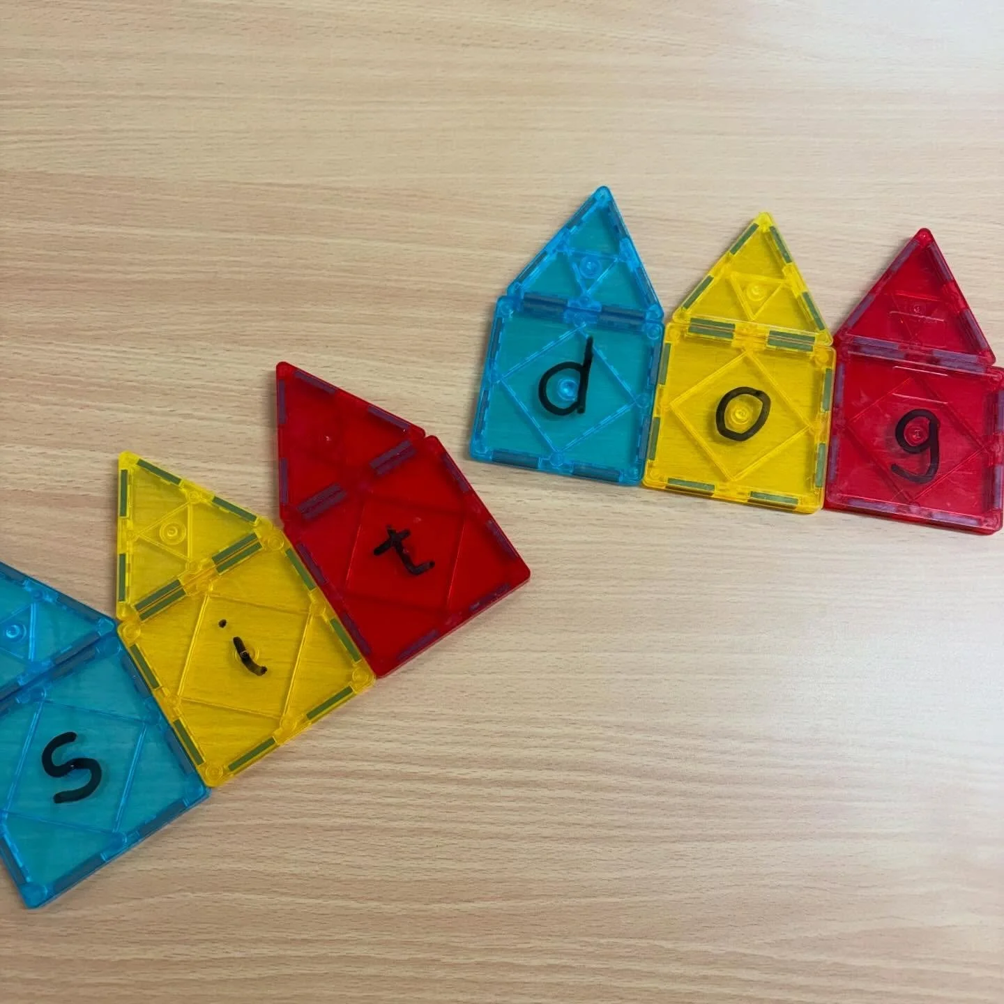Turning play into powerful reading practice 📚⭐️

Our speech pathologists love using a range of creative approaches to support phonological awareness and early literacy skills. Adding letters to magnet tiles is a fun, hands-on way to support children