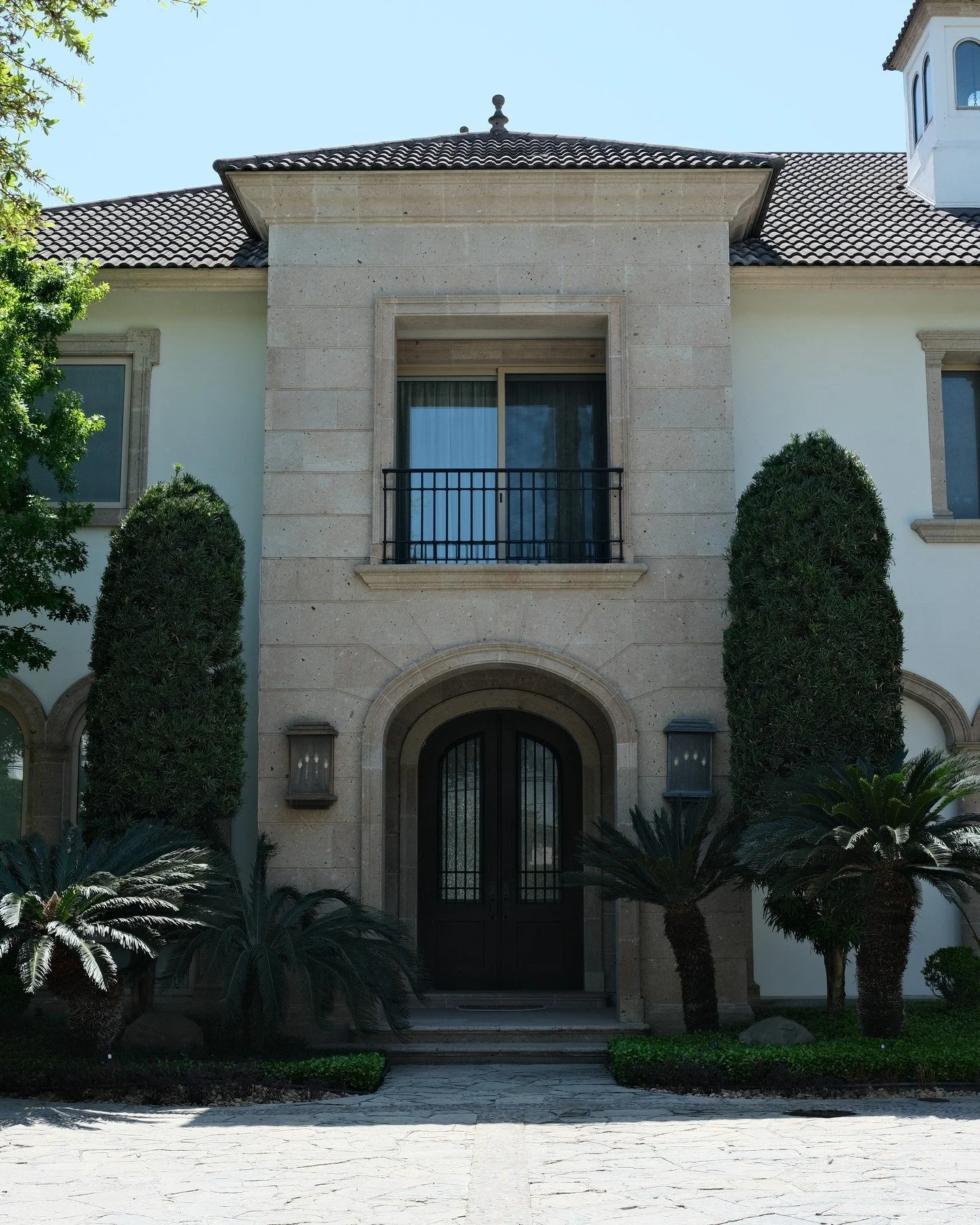 Una de nuestras obras favoritas, 20 a&ntilde;os despu&eacute;s. 

Dise&ntilde;o: @galangalanarquitectos 

#Arquitectura #Construccion #Dise&ntilde;oArquitectonico #ArquitecturaResidencial #ResidencialDeLujo #ViviendaDeLujo #Monterrey #SanPedroGarzaGa