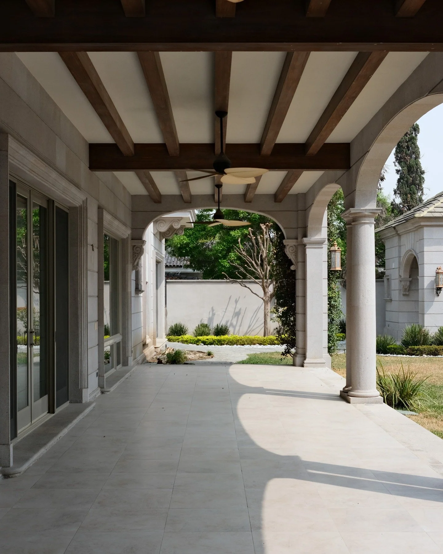 Terraza junto a tu casa o palapa aislada para poner tu asador? Esta casa tiene ambas!

#Arquitectura #Construccion #Dise&ntilde;oArquitectonico #ArquitecturaResidencial #ResidencialDeLujo #ViviendaDeLujo #Monterrey #SanPedroGarzaGarcia #ConstruccionM