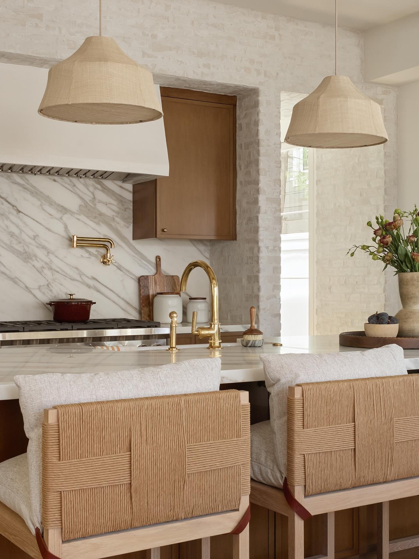 Brick, honed marble, brass, natural textures..all the yummy things in our recently wrapped valley project kitchen. 

Interior design @juliedonovandesign 
Photos @public311design