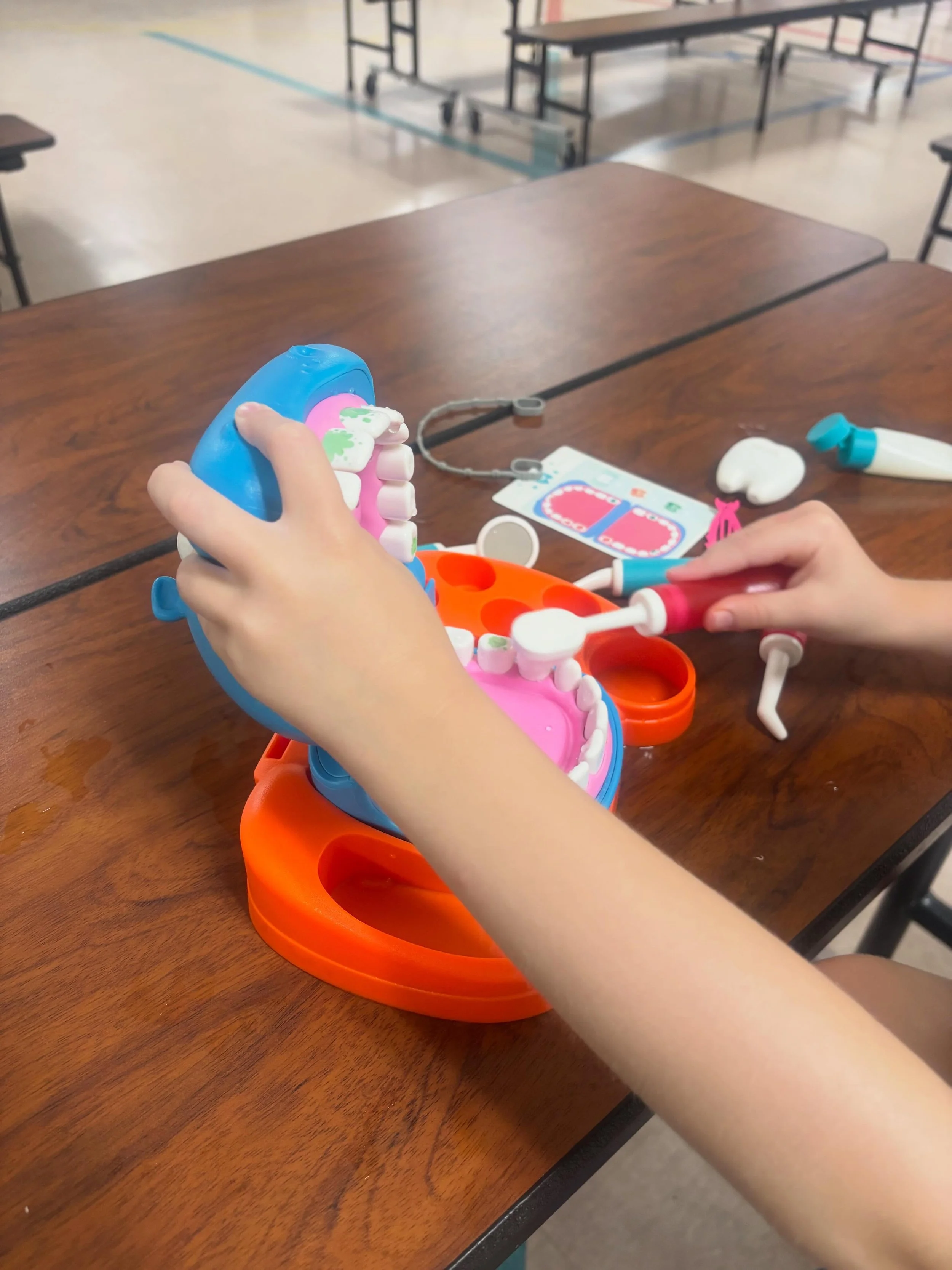 🦷✨ First, open the mouth. Next, brush the teeth. Then, check for cavities. Last, make sure the smile is sparkling clean!

This dental-themed activity targeted:
✔️ Sequencing skills
✔️ Describing and vocabulary
✔️ Following directions
✔️ Expressive l