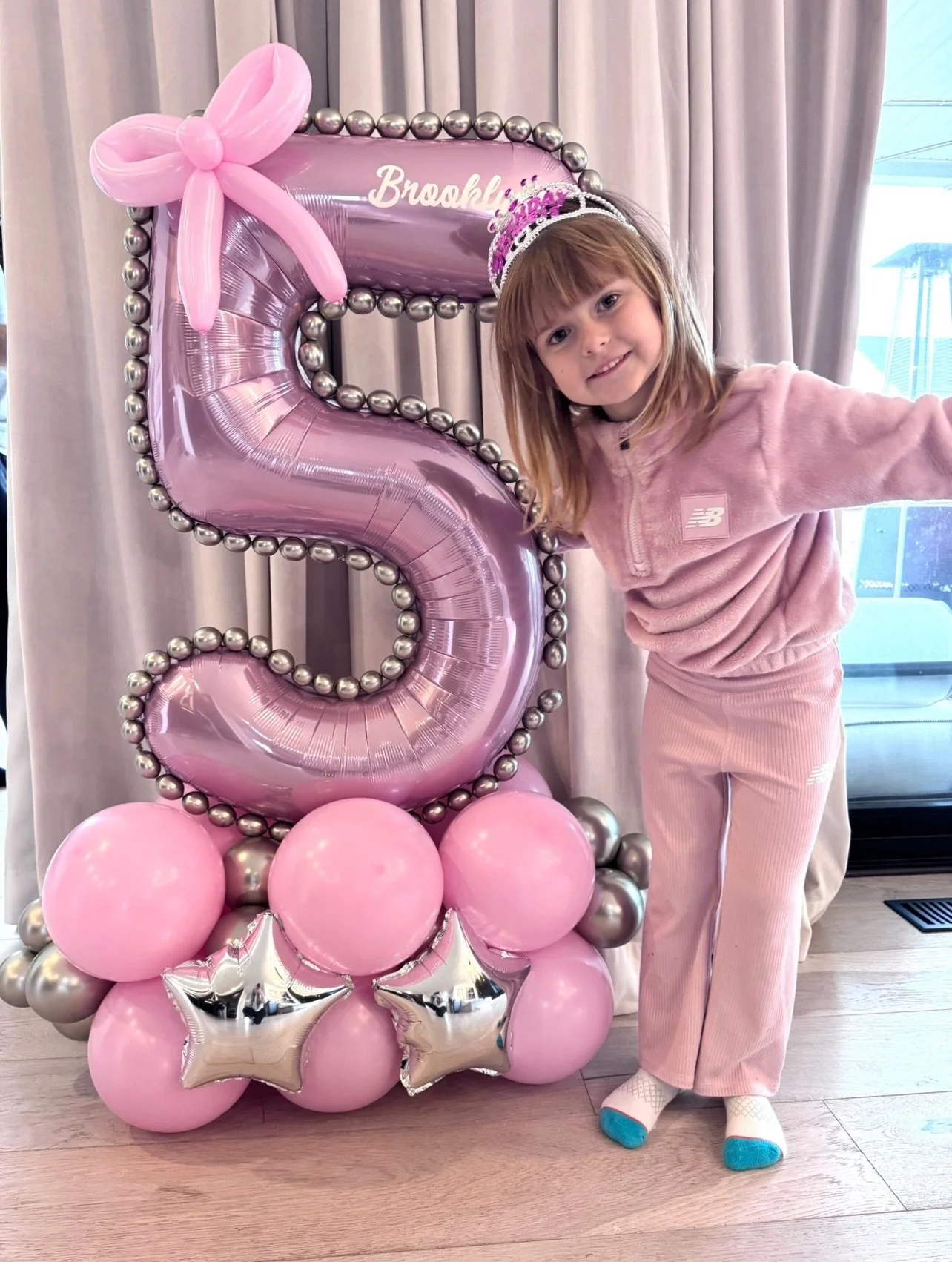Happy 5th Birthday to this sweet girl! 🎉
Big impact from a small setup. This balloon stack is about 4 ft tall!
These can be customized by color and theme, adding character foil balloons. Order one for your friend/family/neighbor today! 
#birthdaybal