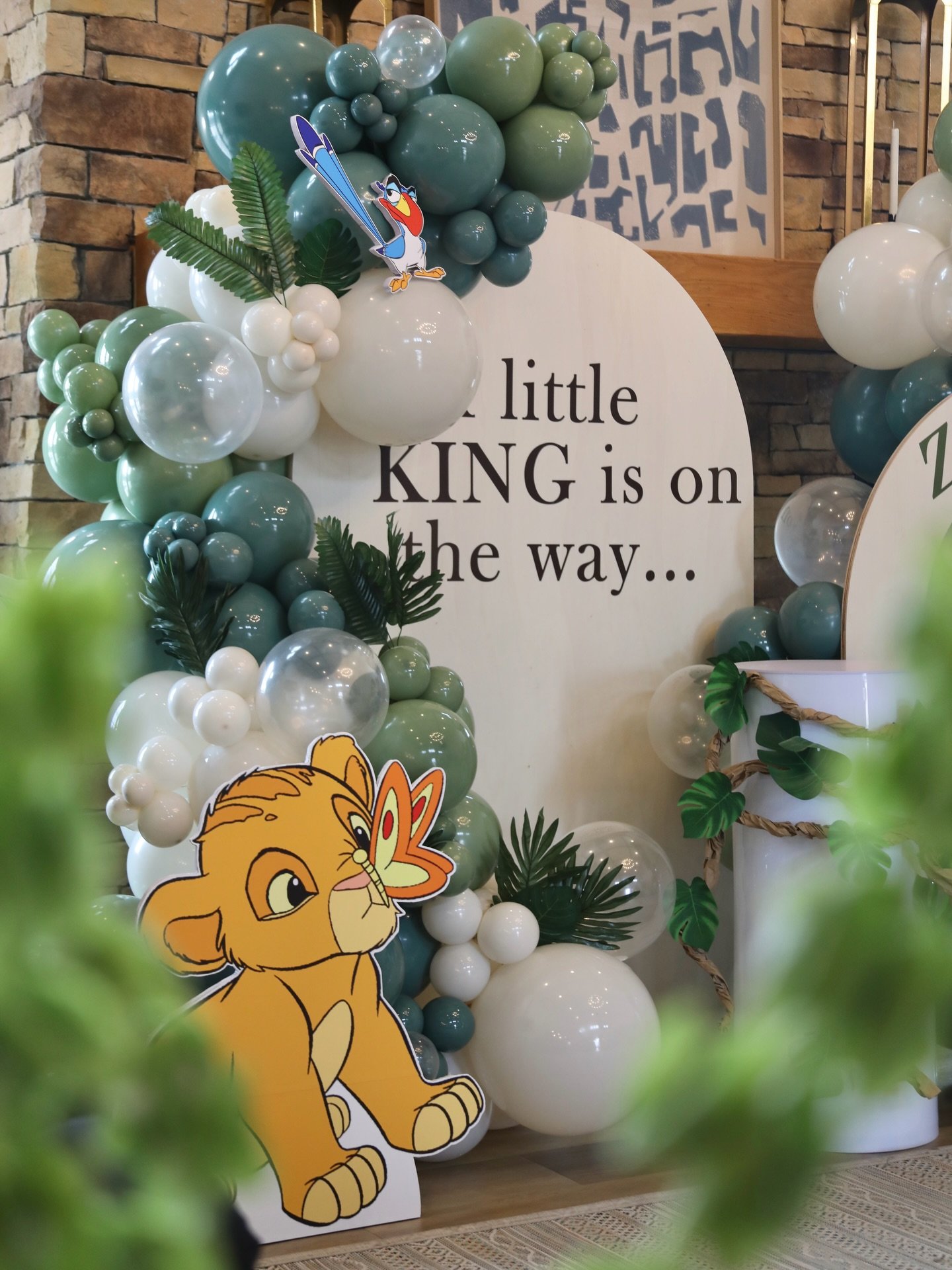 This setup leaned fully into a lush, jungle-inspired 🦁 vibe with soft olive and sage tones setting the foundation. From the vines wrapping around the cake stand to the custom character cutouts, every piece was intentionally placed to create depth an