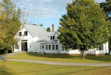Farmhouse in Farmington, ME - Sleeps 12 - 11 Beds - 4 Bedrooms - 1.5 Baths