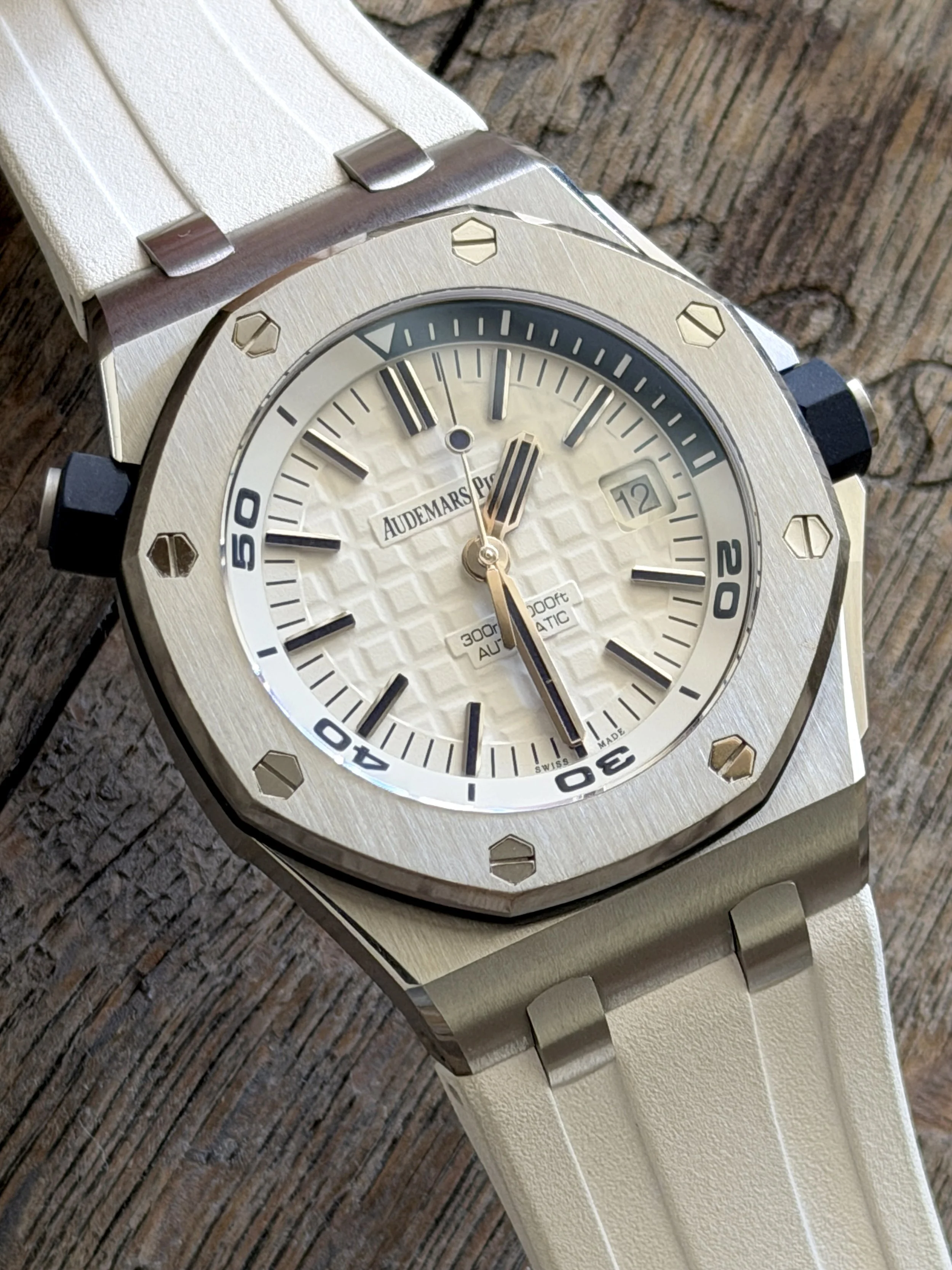 Audemars Piguet Royal Oak Offshore Diver Ref. 15710ST stainless steel watch with white Méga Tapisserie dial, blue accents, and white rubber strap