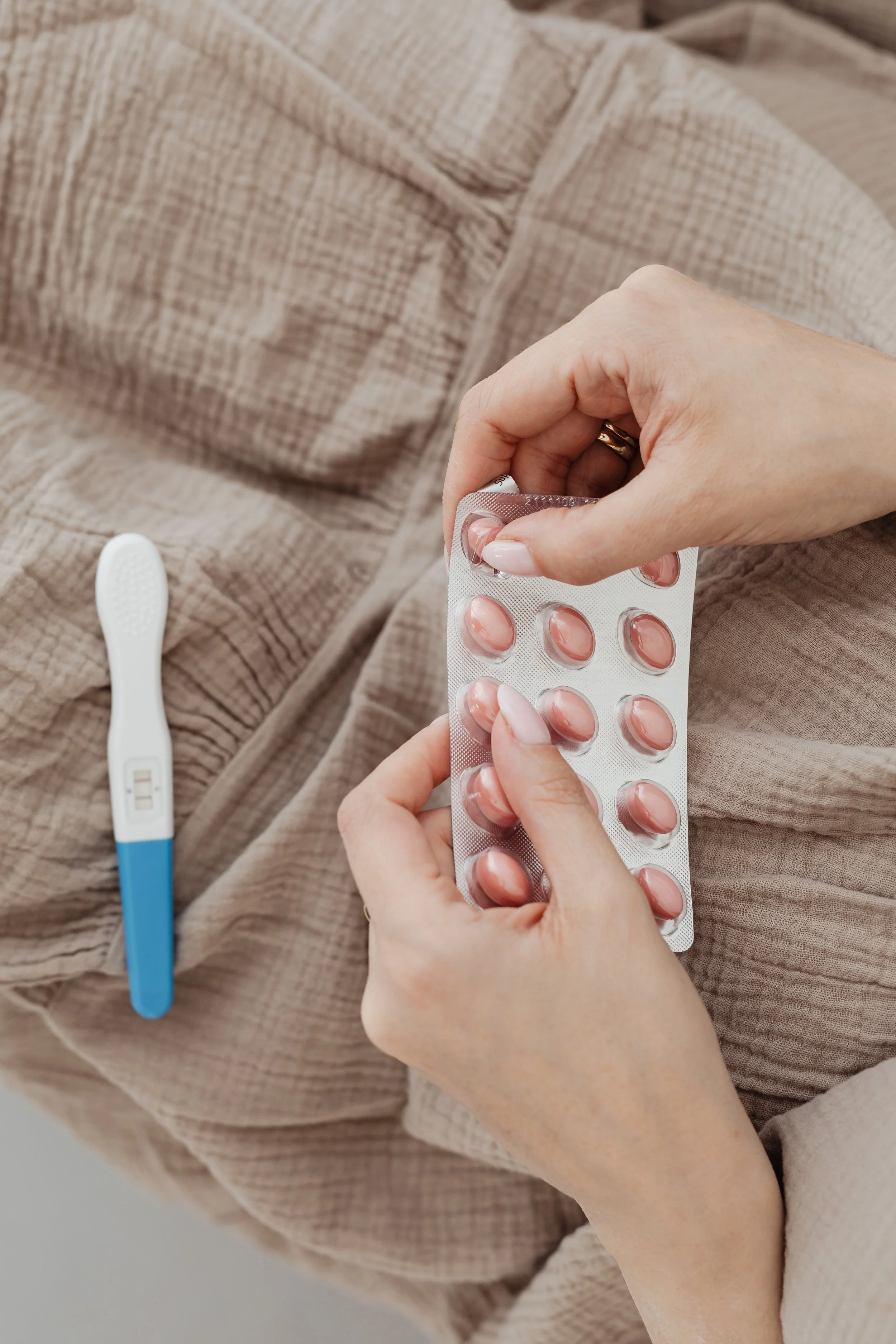 kaboompics_pregnant-woman-taking-vitamin-pills-positive-pregnancy-test-26751.jpg