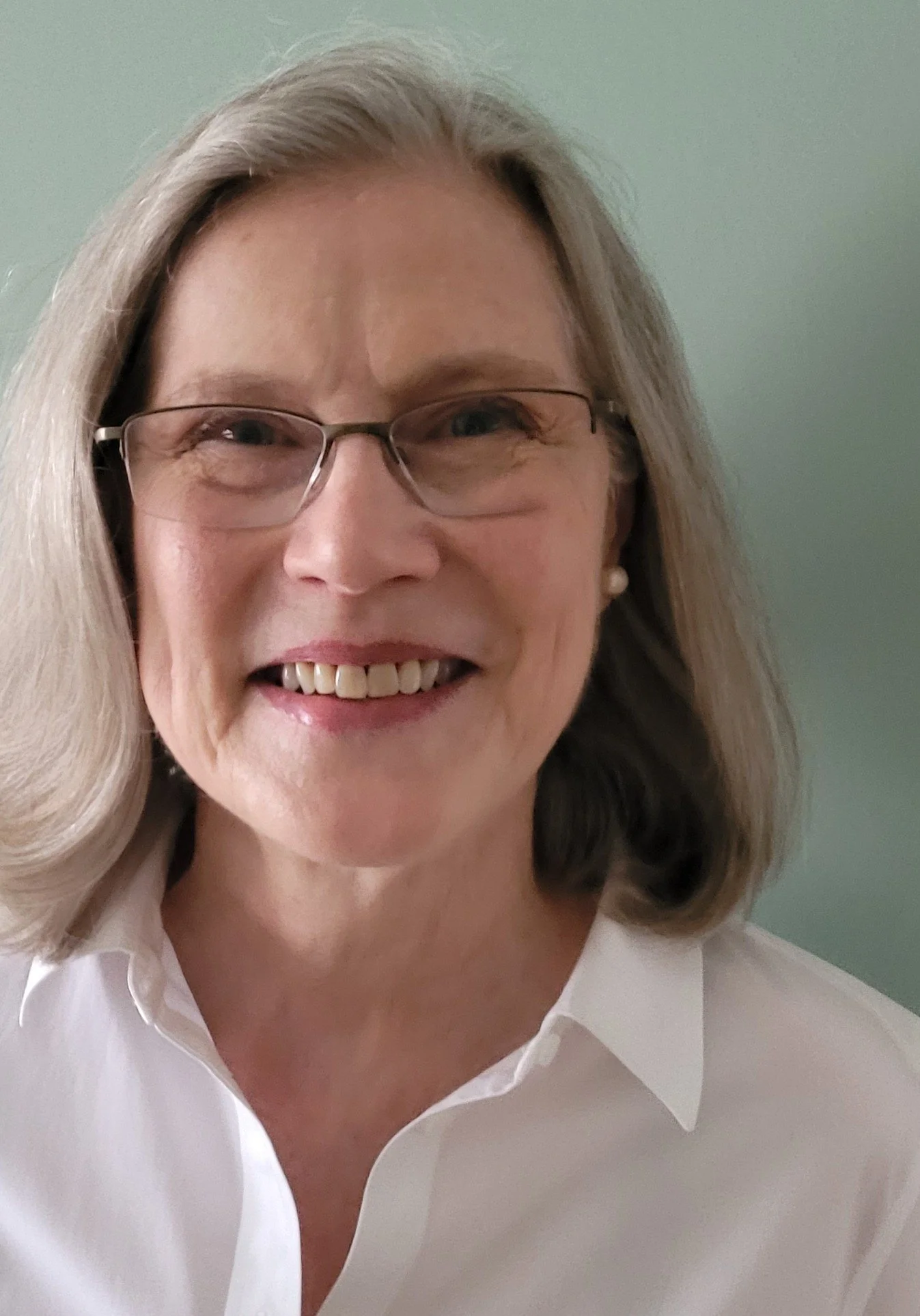 Silhouette of a person with shoulder-length hair inside a gray circular frame.
