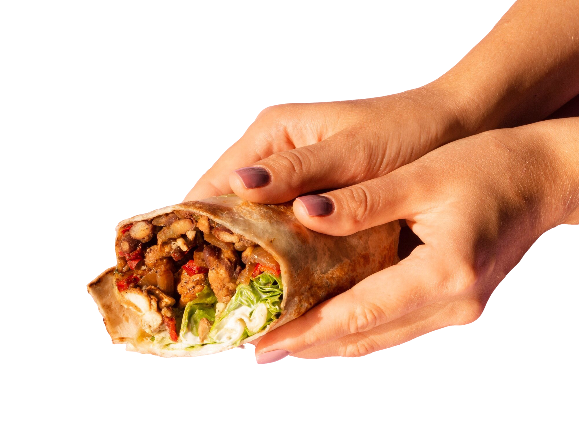 Manos sosteniendo un burrito con carne, vegetales y salsas.