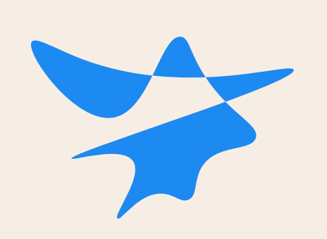 Tres formas abstractas azules en un fondo beige.