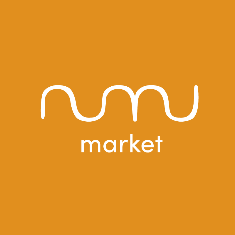 Logotipo de una tienda llamada "Numu market' con fondo anaranjado.