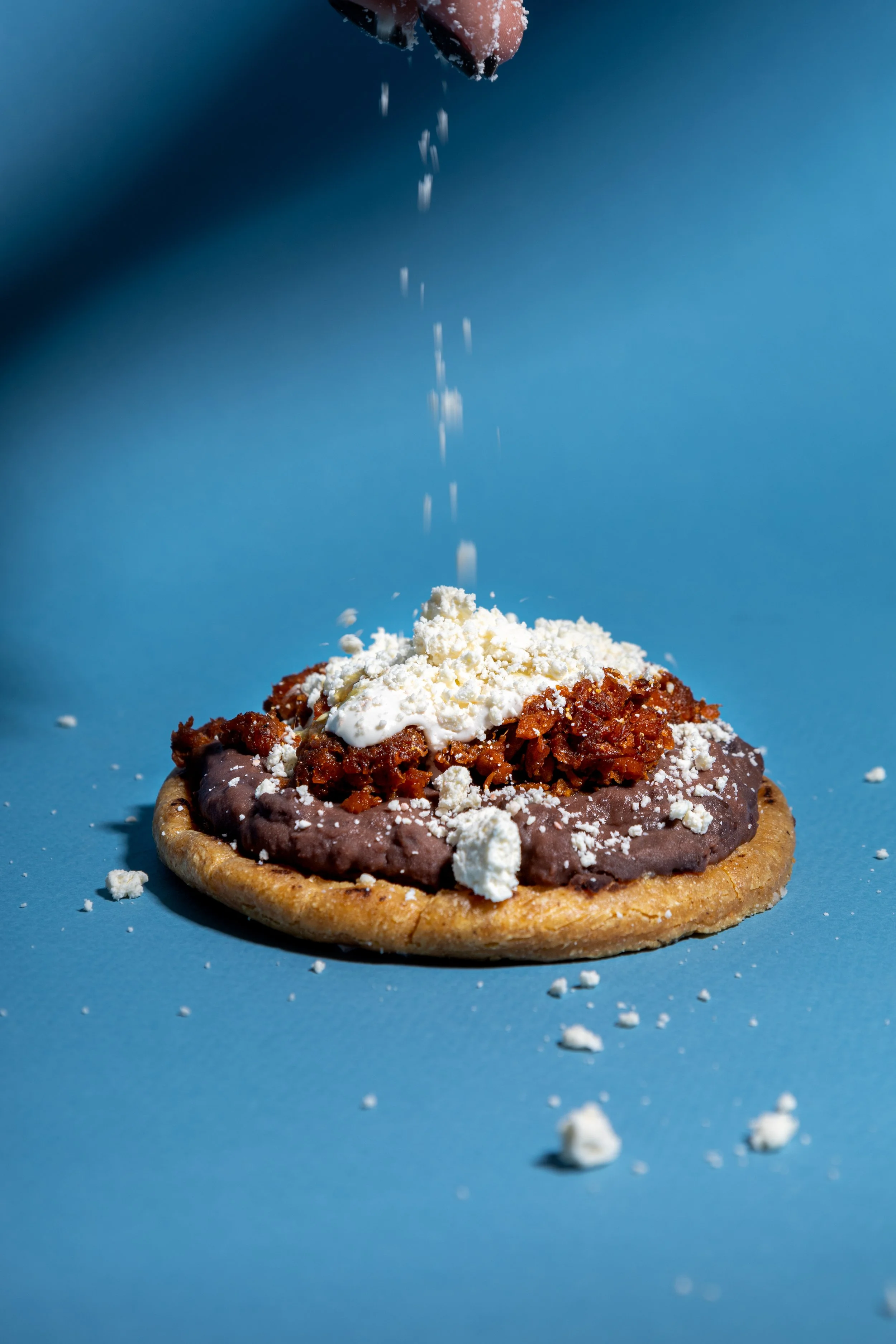 Sope de Propel chorizo con frijoles, queso y crema