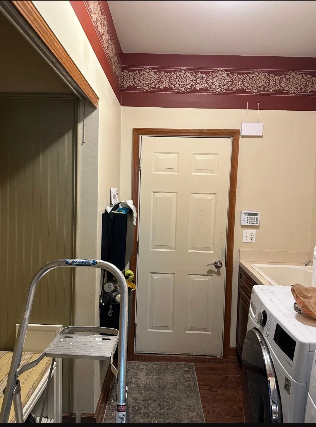 Laundry room before 1
