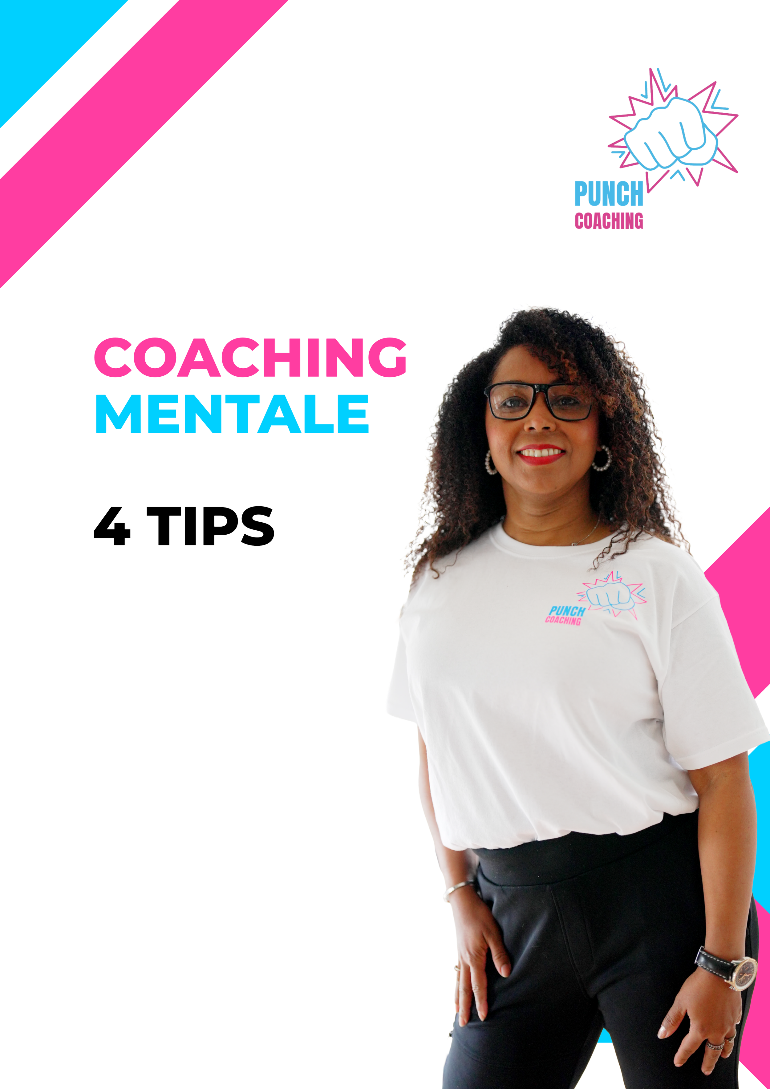 Une femme souriante portant un t-shirt blanc avec le logo 'Punch Coaching' sur la poitrine, portant des lunettes, un bracelet et une montre, debout contre un fond blanc avec des accents bleus et roses.