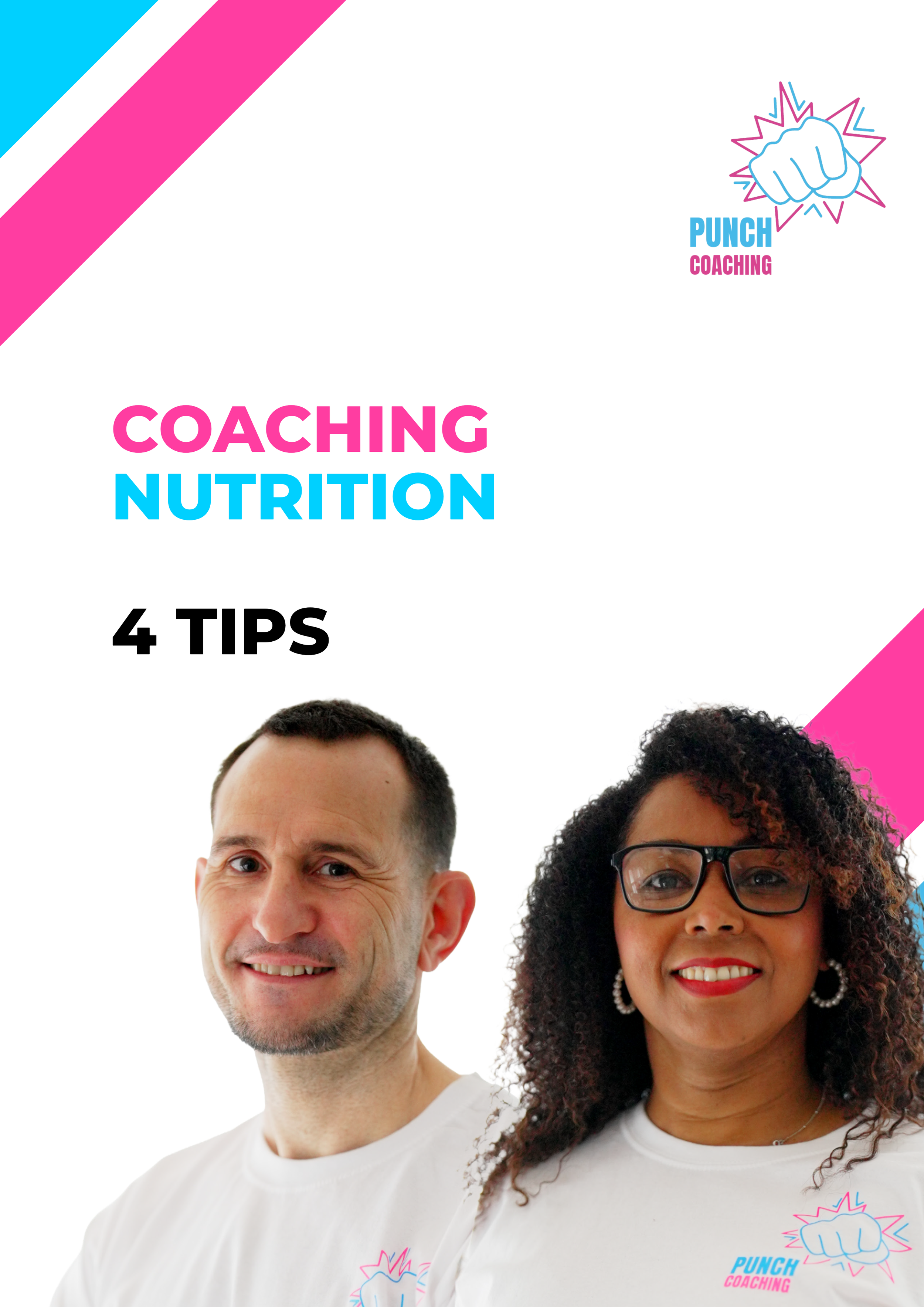 Groupe de deux personnes souriantes portant des t-shirts blancs avec un logo de poing levé et le texte "Punch Coaching" en bleu et rose. La photo est partiellement visible, avec un fond blanc.