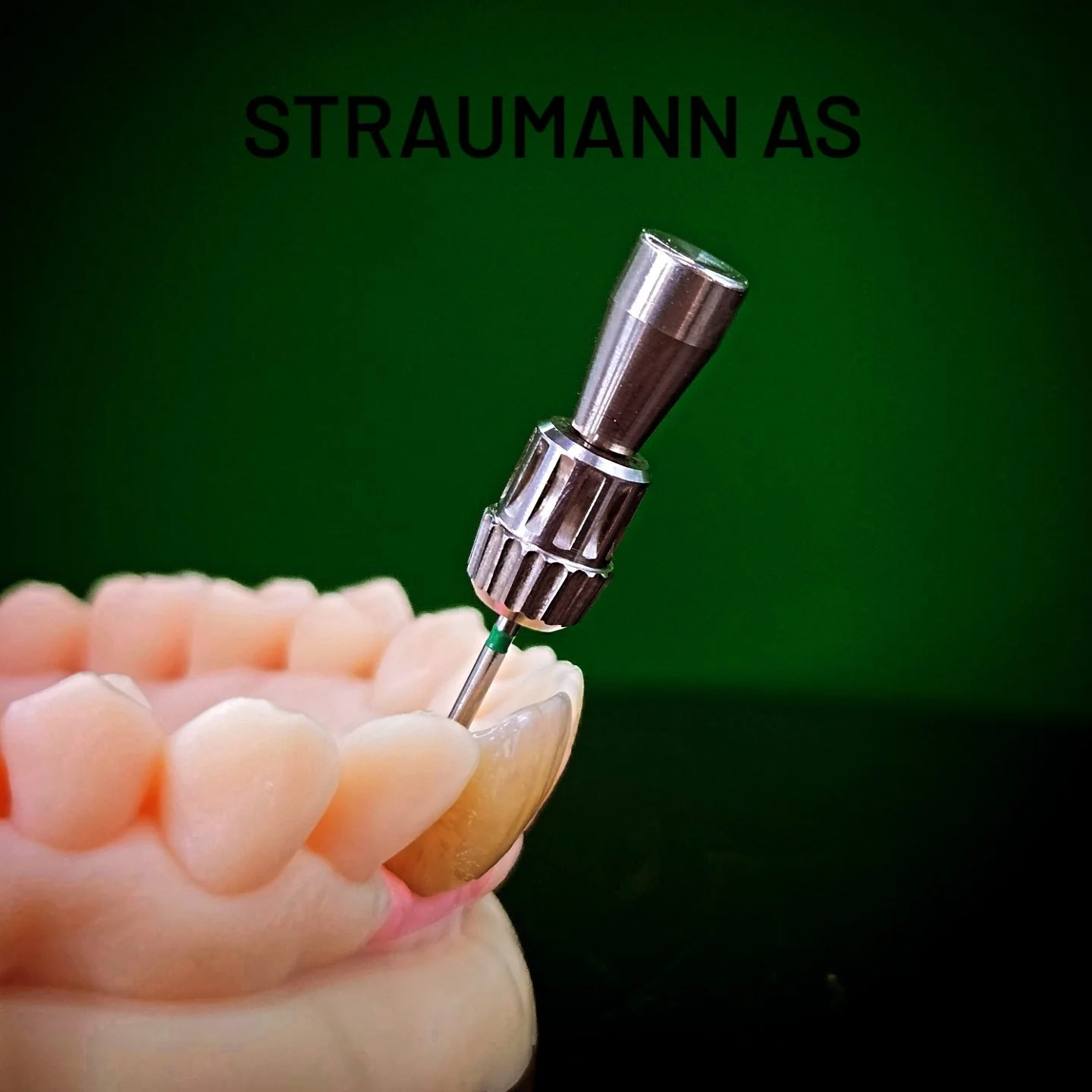 Straumann_Anterior_Layered_Zirconia_Angulated_Implant_Crown.jpg