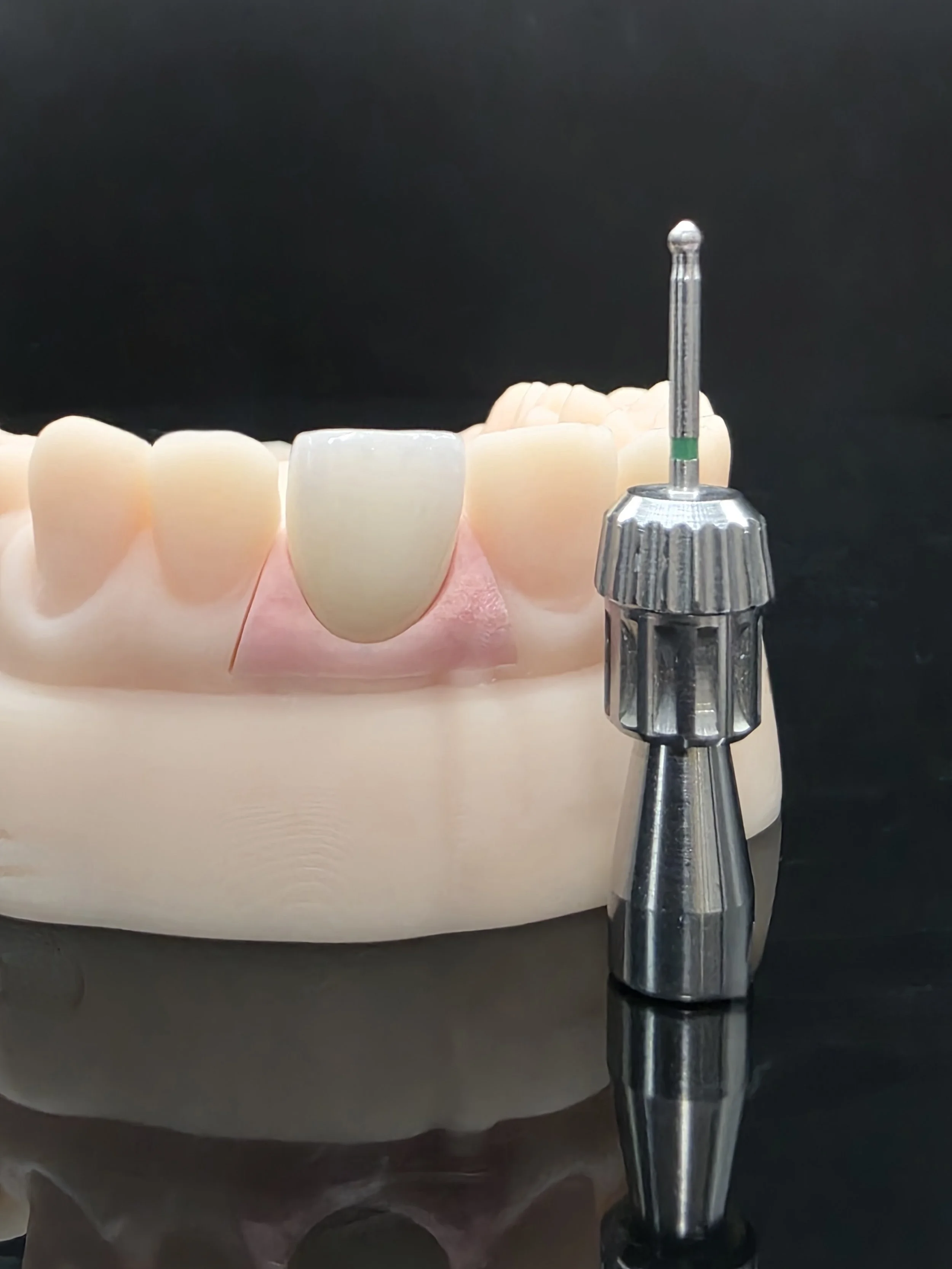 Implant_Driver_With_Abutment_And_Crown.jpg
