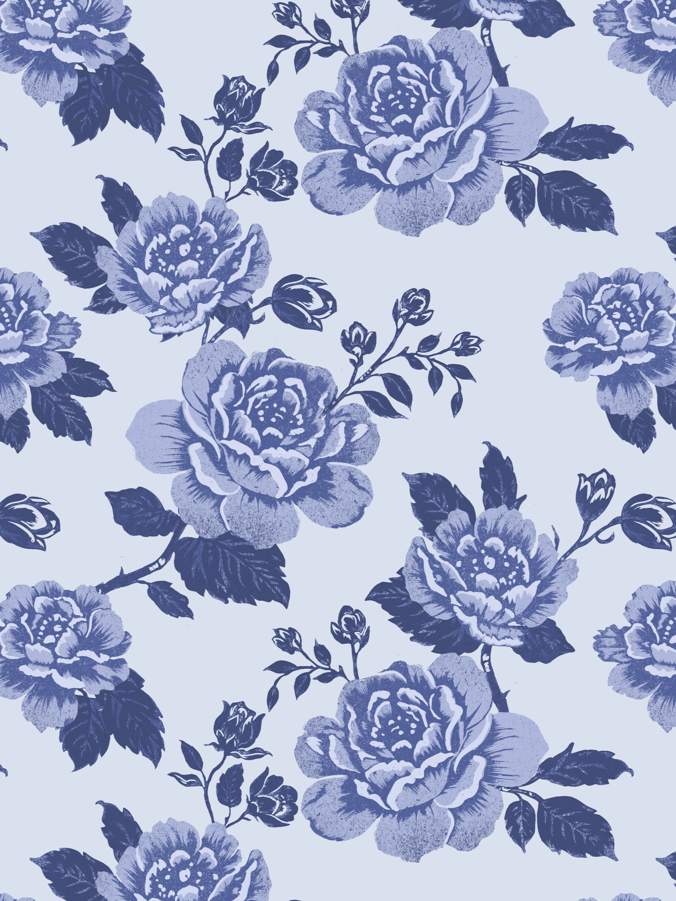 Blumenmuster mit großen, detaillierten Rosen in Blau- und Lilatönen auf hellblauem Hintergrund.