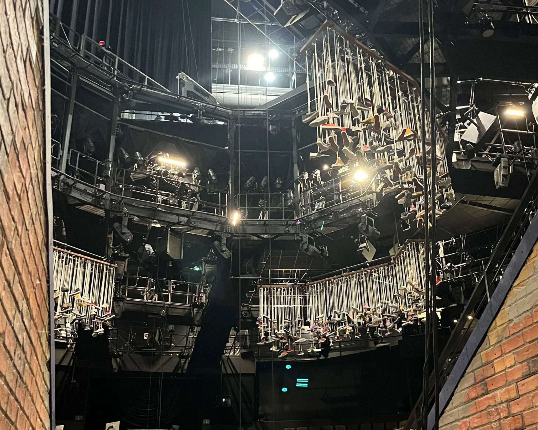 Footloose dressing (HCT).