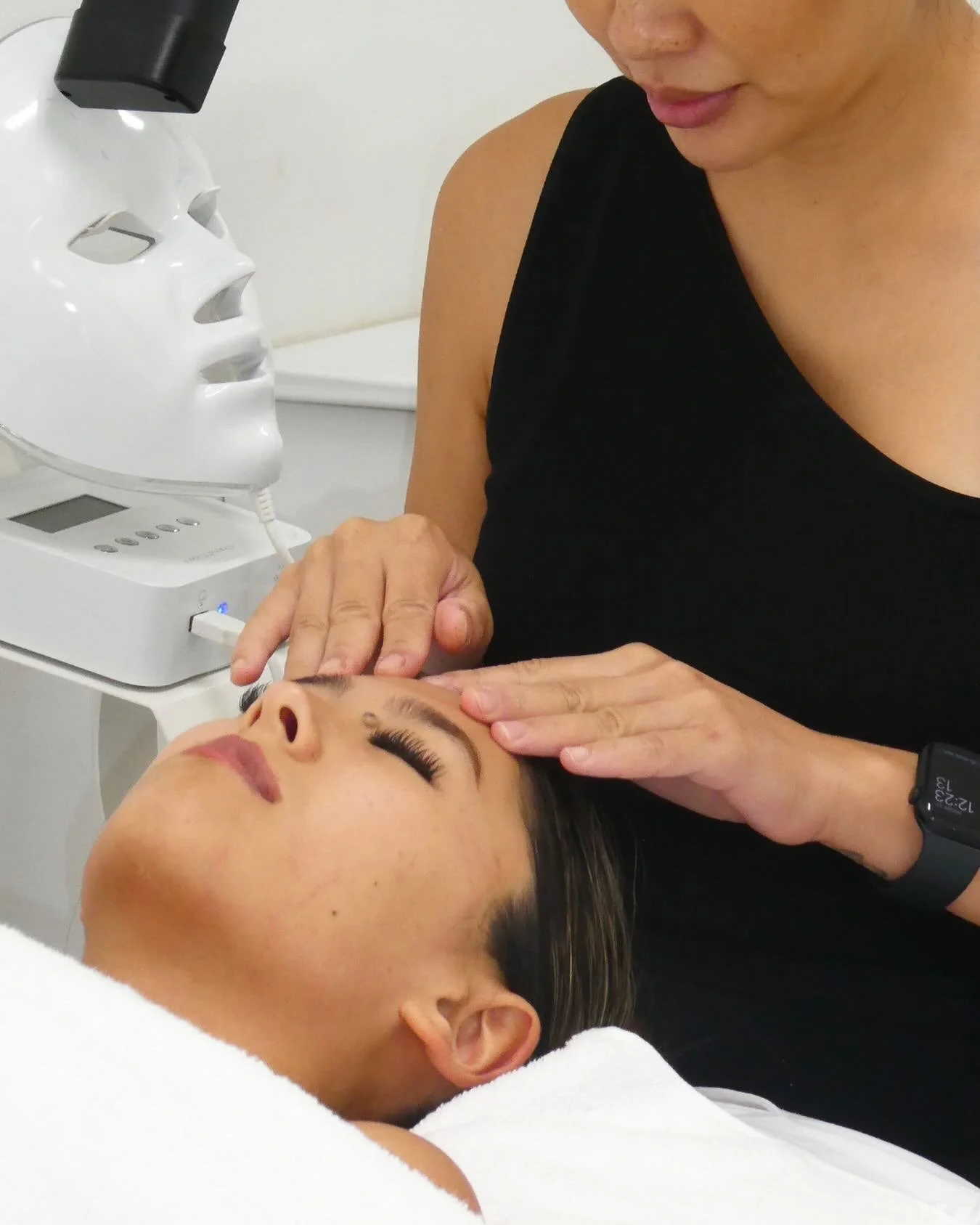 Why your acne is not improving even with good skincare

Good products do not always mean the right approach

Acne can persist when the root cause is not being addressed
This may be internal factors such as hormones
An impaired skin barrier
Or a routi