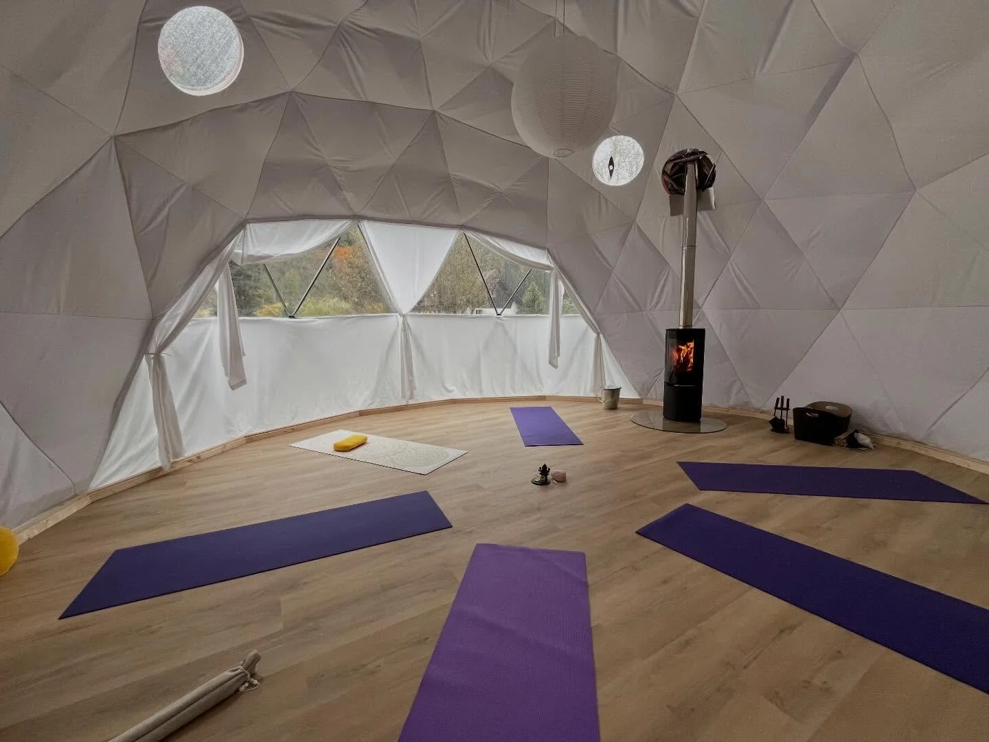 💜GraceSpace💛
Ein Raum, der die Erhabenheit deiner Seele w&uuml;rdigt. 🪽💎

Sich w&auml;hrend einer vollen Stunde ganz auf sich selbst einzulassen, ist eine wahre Meisterleistung.🏅

Gerade in einer Welt, die voller Unterhaltung und st&auml;ndiger 