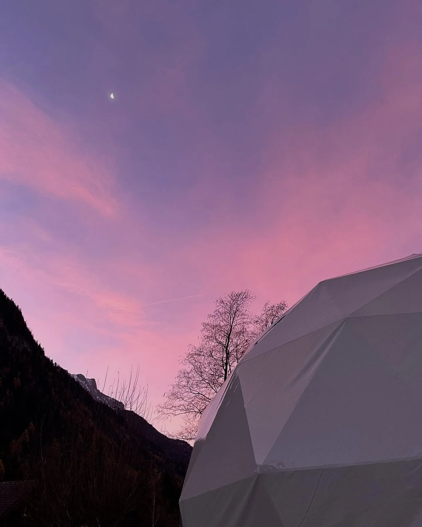 Morgenpraxis Teil III: Im Dome passiert es h&auml;ufig, dass der Kopfstand mich praktisch aus dem Nichts heraus ruft. Ich liebe es, den Kopfstand dann jeweils ganz besonders achtsam und langsam zu machen - JA, der Video l&auml;uft in Originaltempo 💞