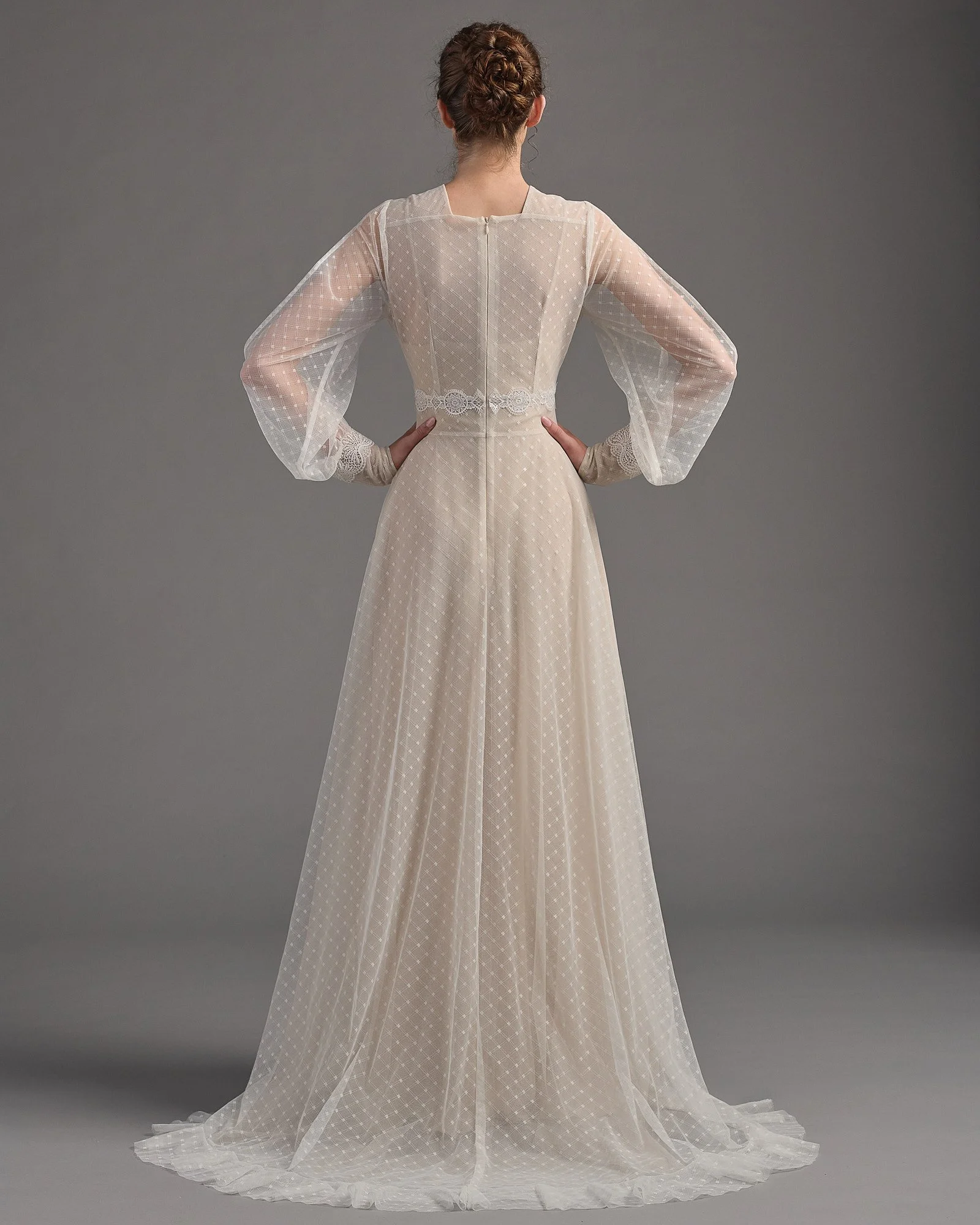 Mist in ivory stretch lace and silk