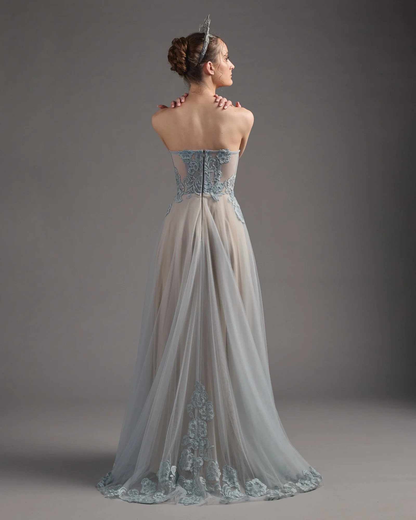 Cumulus in slate blue - train detail