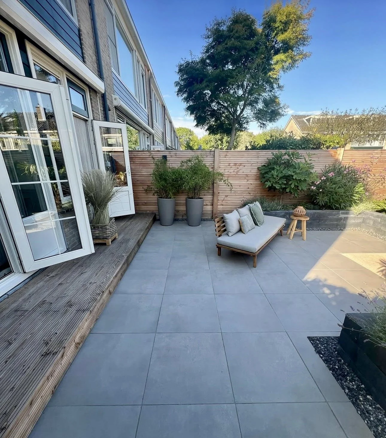 Tuinrenovatie met nieuwe indeling gerealiseerd door Het Bouw Atelier.