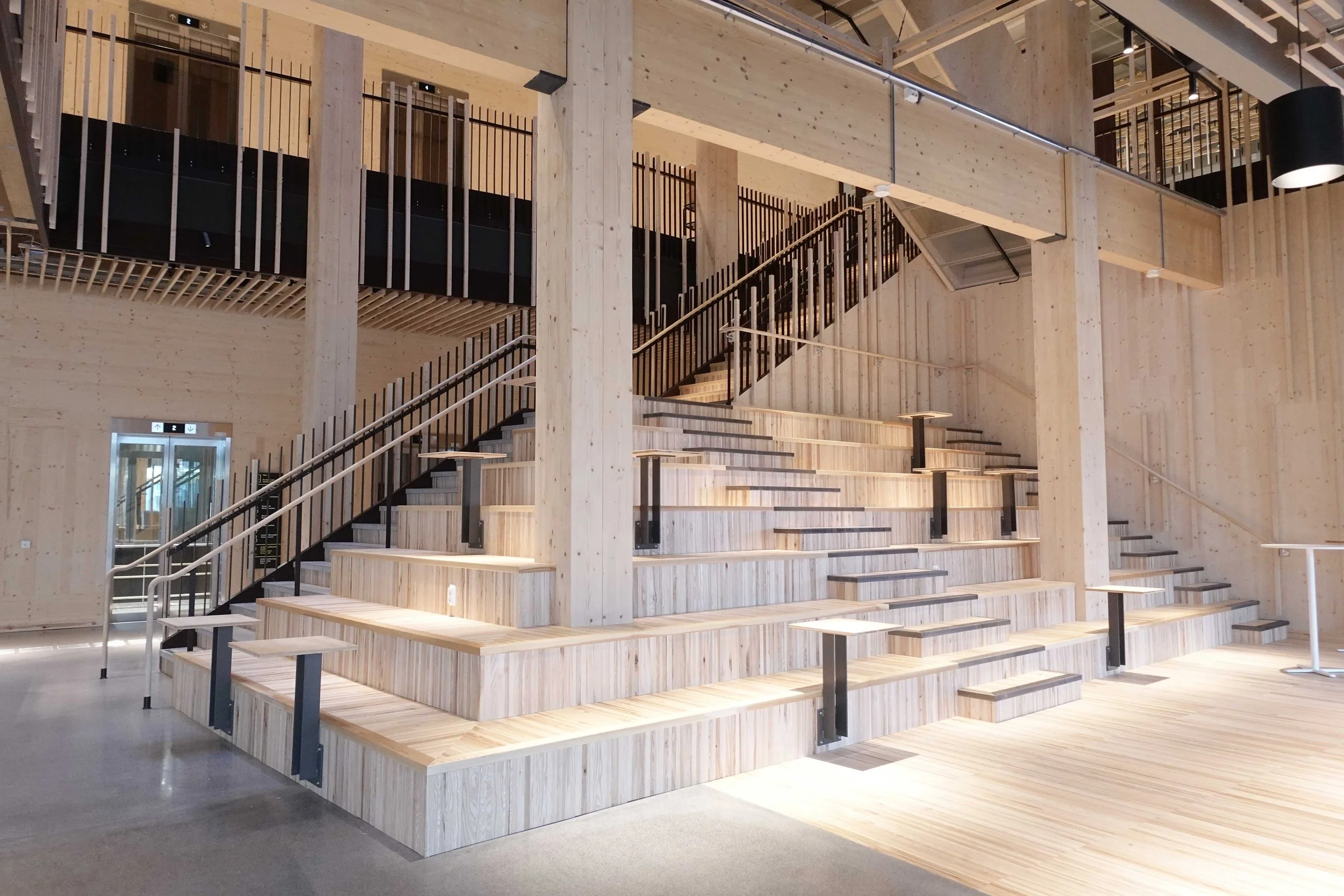 Arena Magasin X - Lounge area - trätrappa.jpg