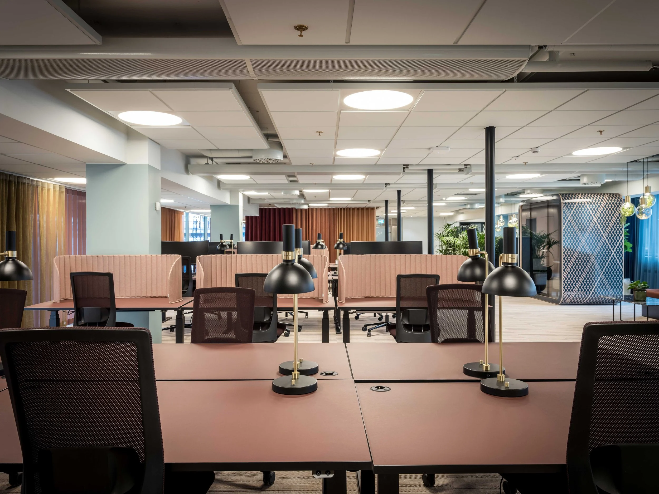 Arena-Nordstan - Kontorslandskap - rosa skrivbord - svarta stolar.jpg