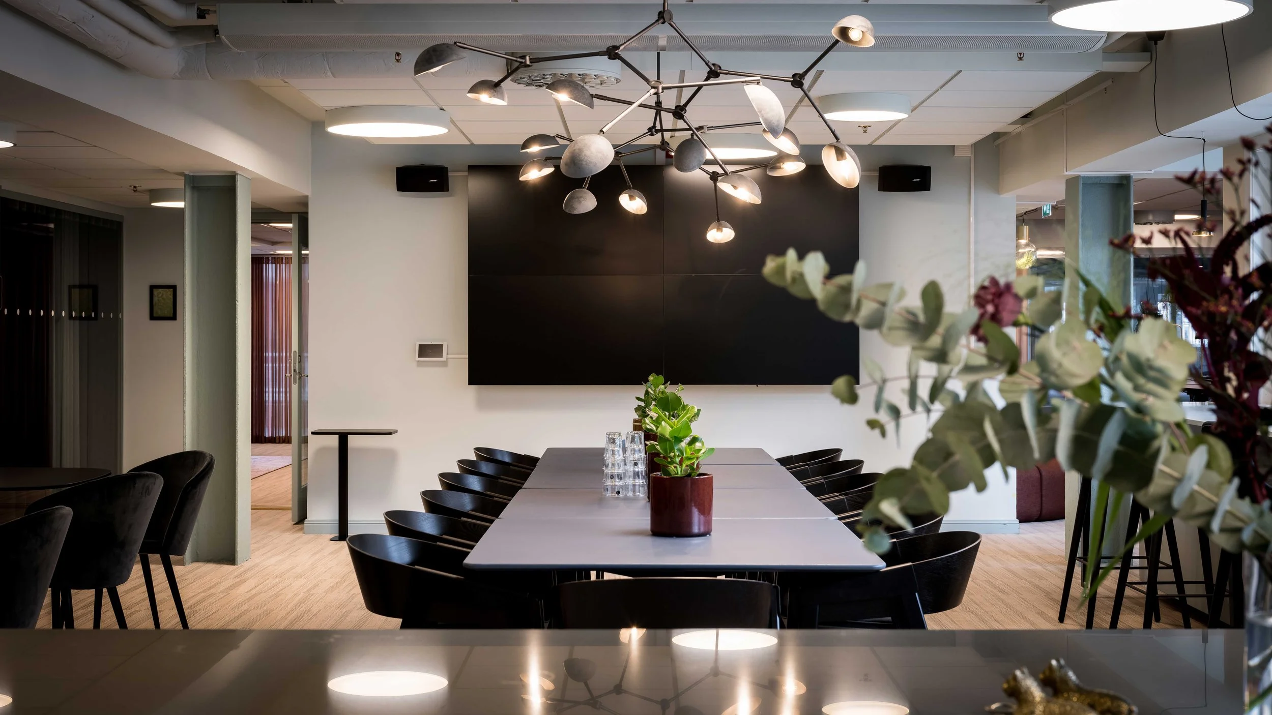 Arena-Nordstan - Svart bord och stolar - mötesyta.jpg