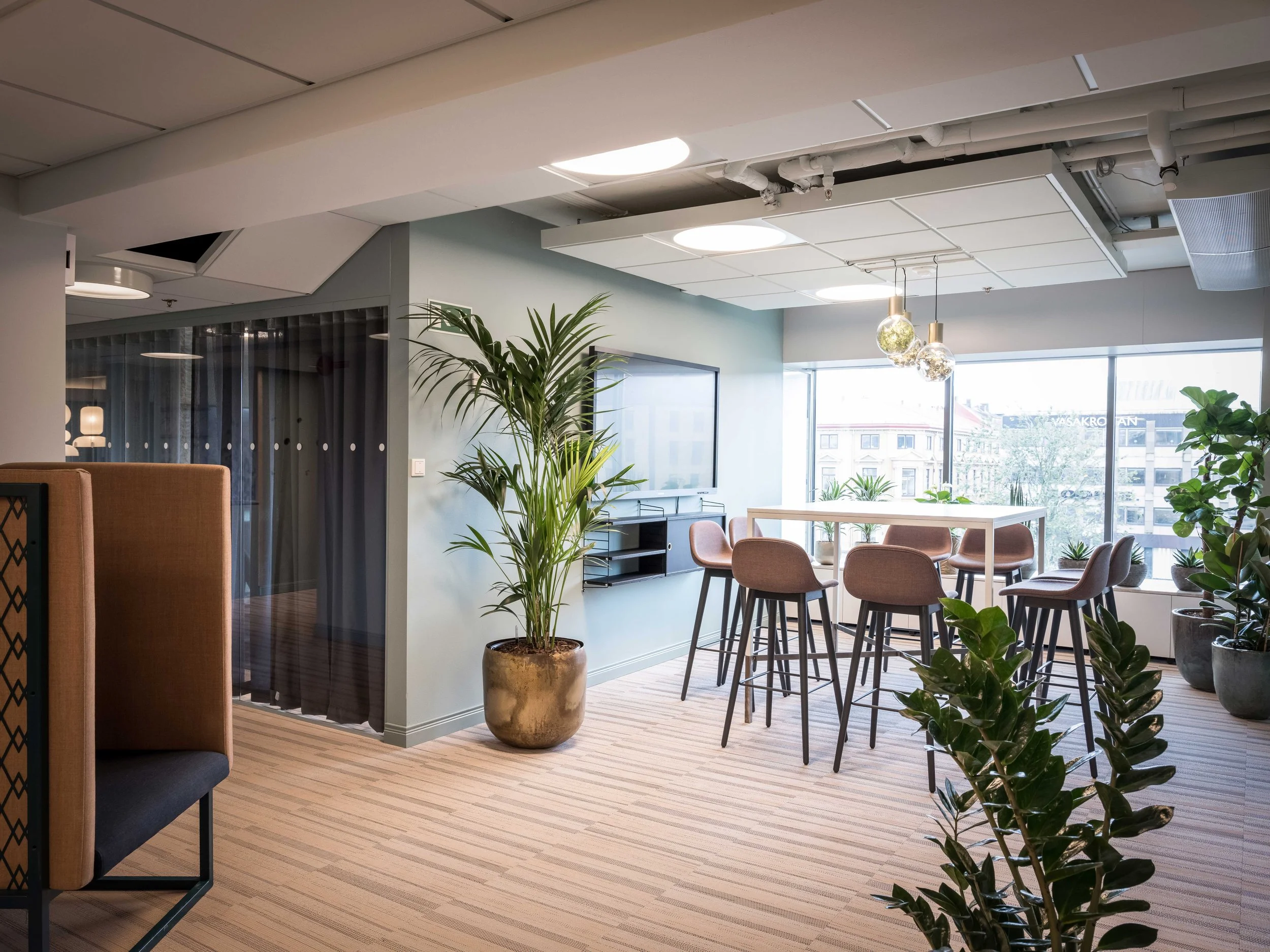 Arena-Nordstan - Lounge area - matplats - lila stolar.jpg