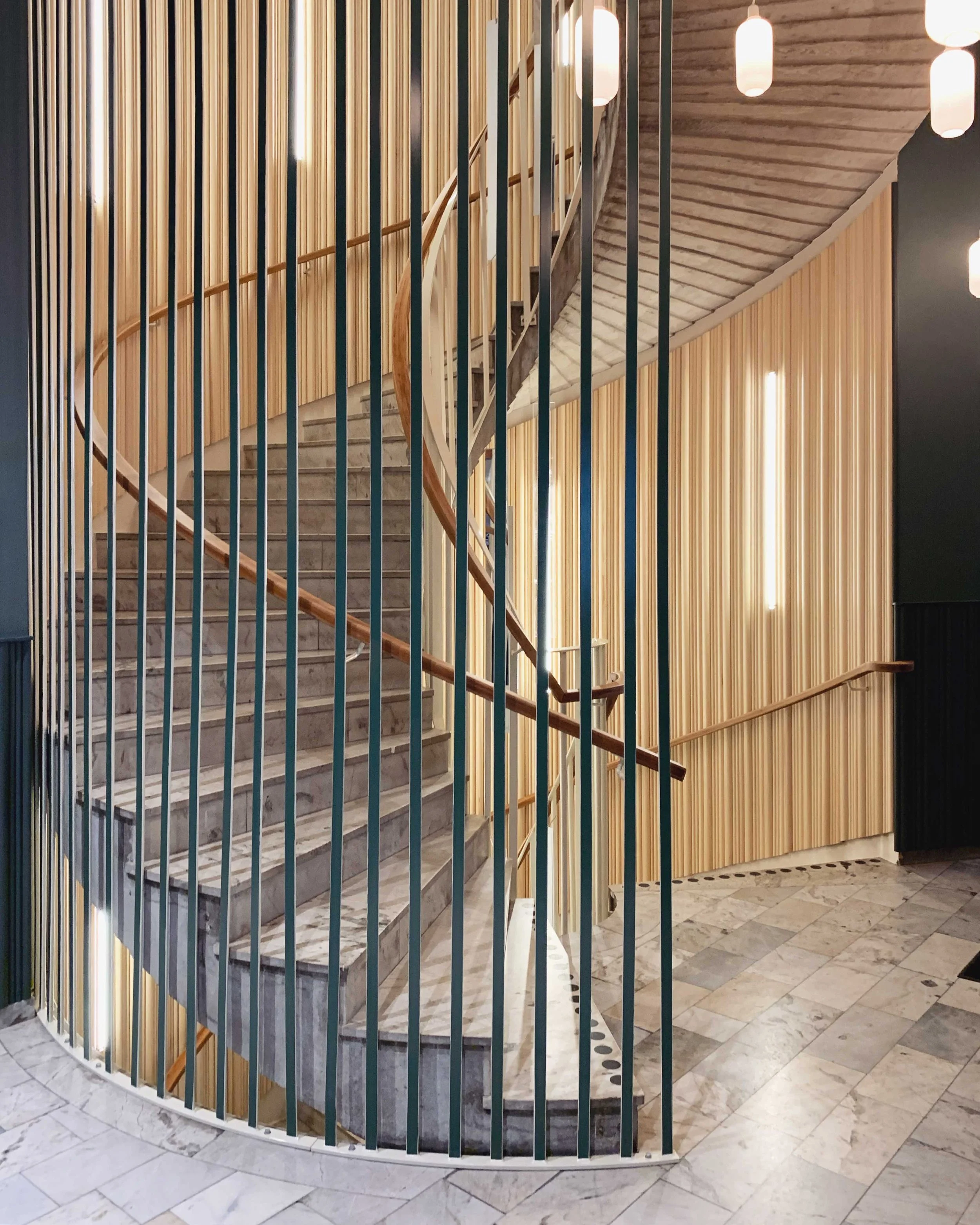 Arena-Nordstan - Trapphus - ljus stentrappa - blå stänger.jpg