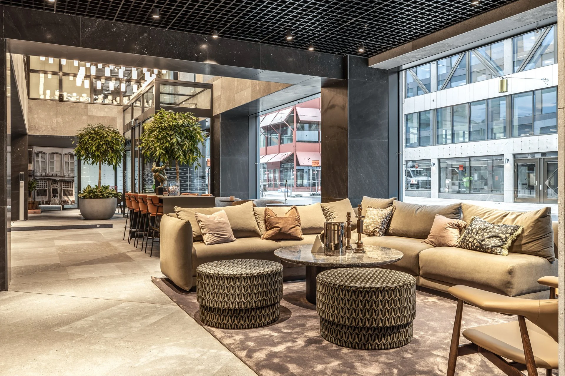 Arena Sergel - Lounge area vid entré - stor grå soffa - avlastningsbord i sten.jpg