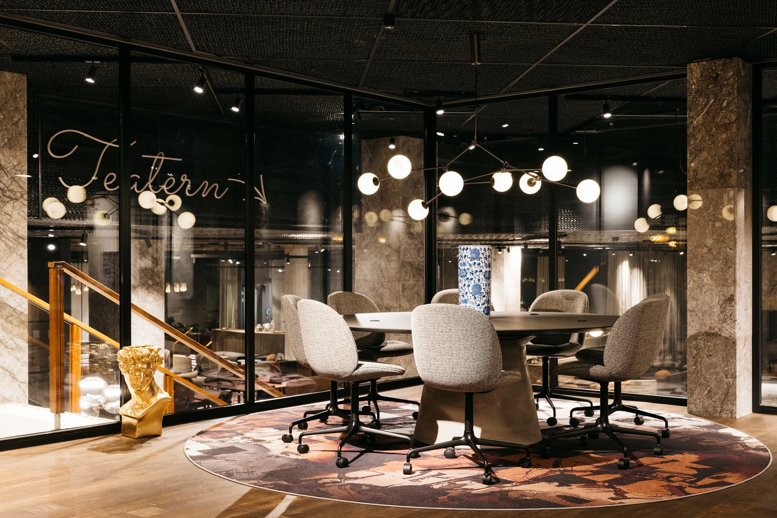 Arena Sergel - Runt mötesbord - guldiga lampor - mötesplats.jpg