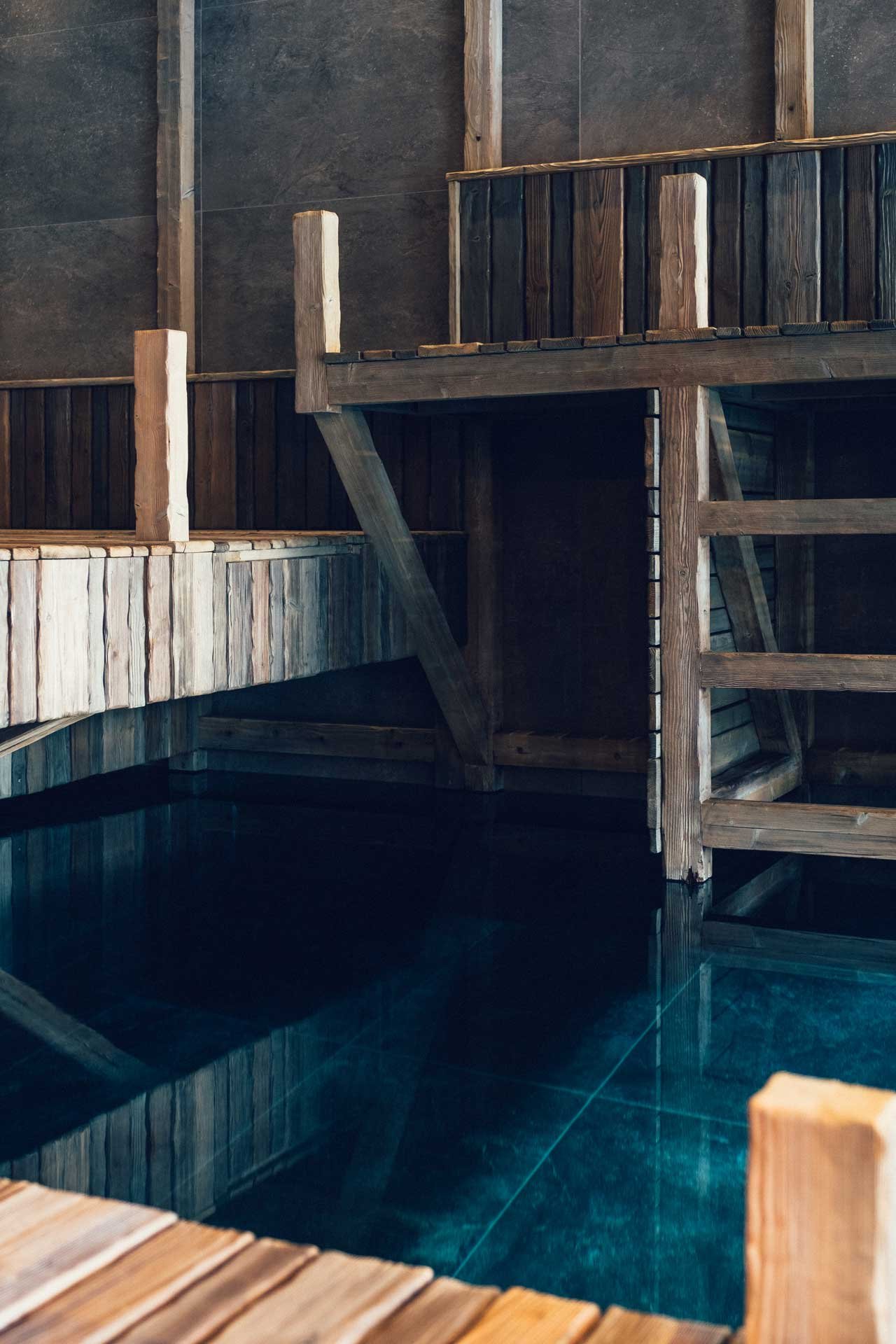 Ästad Vingård - Träbryggor och vatten inomhus.jpg