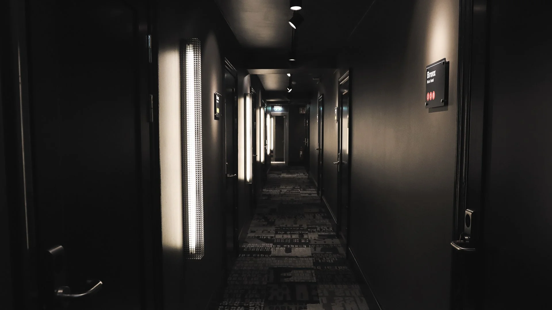 NOFO - Hotellkorridor, tema Bronx, mörka väggar.jpg